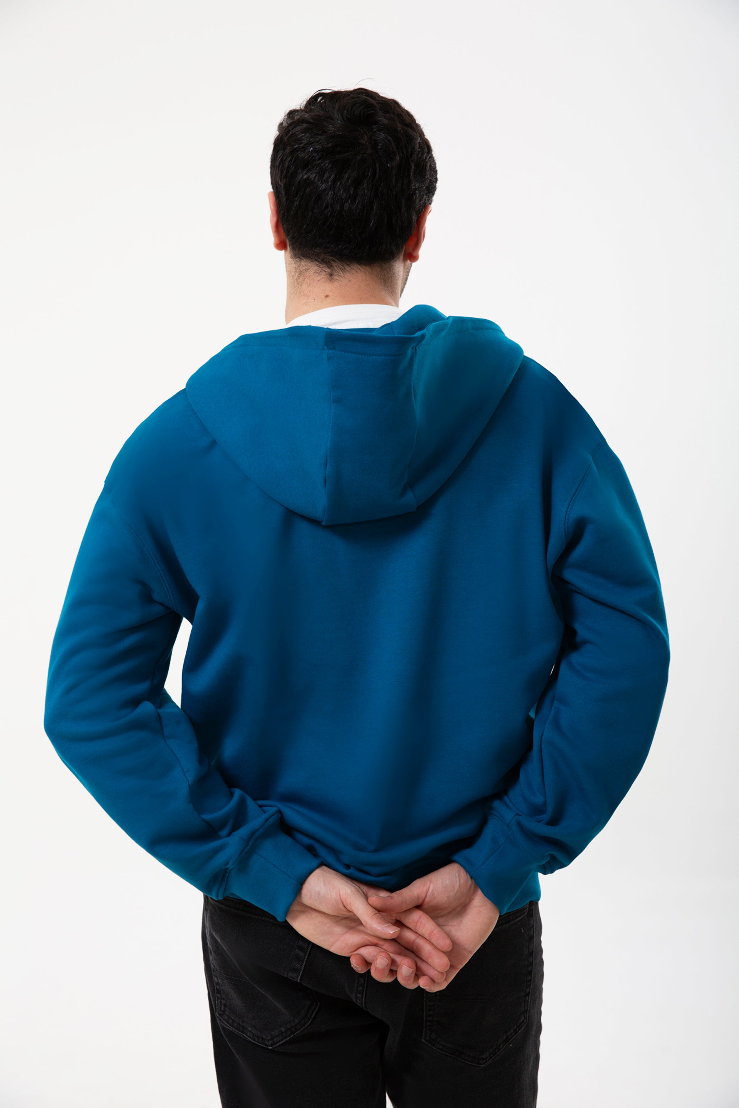 Organik pamuktan üretilen fermuarlı kapüşonlu sweatshirt, nefes alan yapısı ve yumuşak dokusuyla gün boyu konfor sunar. Dengeli kalıbı ve pratik fermuarlı tasarımıyla günlük kullanım ve mevsim geçişleri için idealdir. Sade formu ve doğal yapısıyla zamansız bir stil sunar.