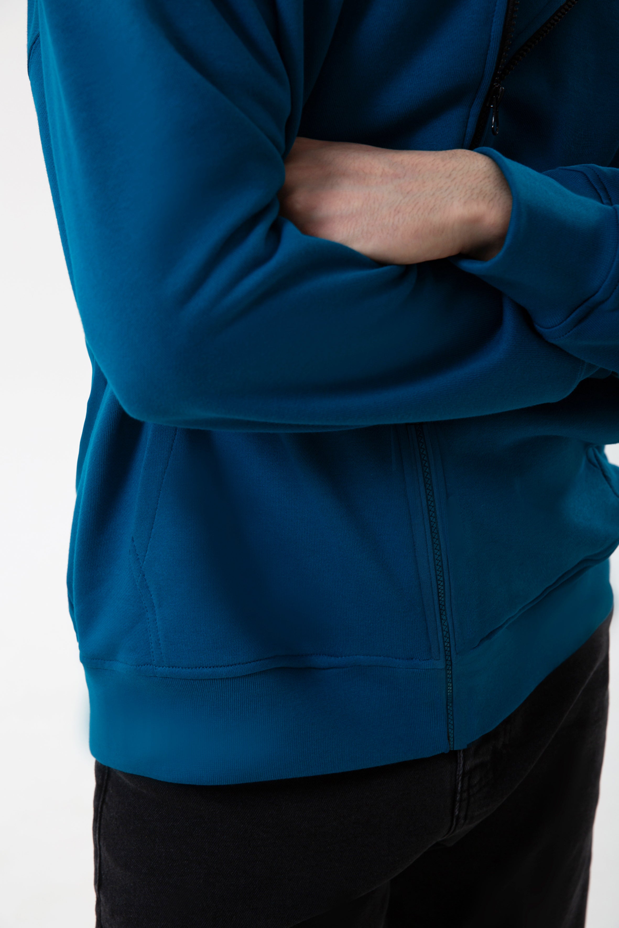 Organik pamuktan üretilen fermuarlı kapüşonlu sweatshirt, nefes alan yapısı ve yumuşak dokusuyla gün boyu konfor sunar. Dengeli kalıbı ve pratik fermuarlı tasarımıyla günlük kullanım ve mevsim geçişleri için idealdir. Sade formu ve doğal yapısıyla zamansız bir stil sunar.