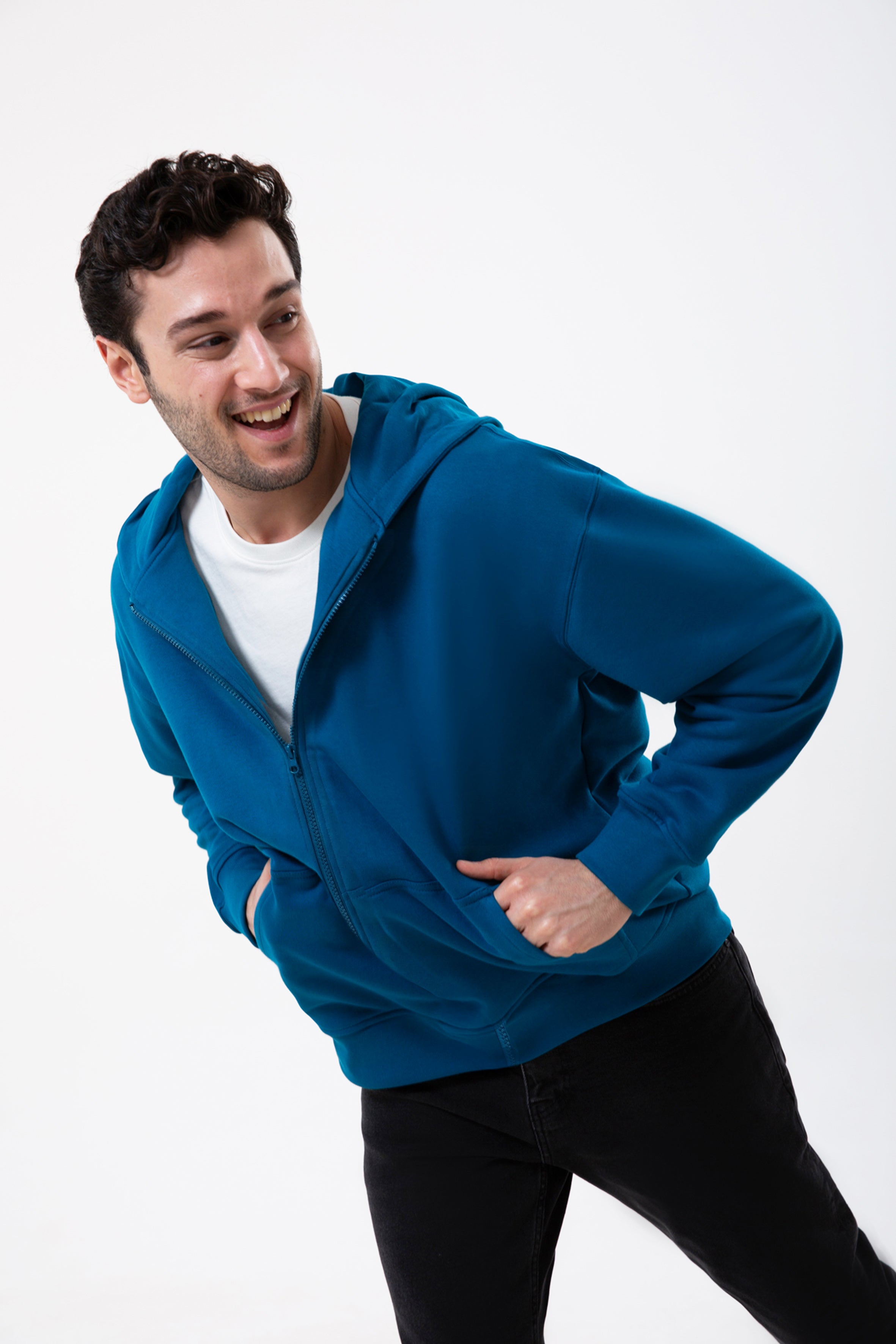 Organik pamuktan üretilen fermuarlı kapüşonlu sweatshirt, nefes alan yapısı ve yumuşak dokusuyla gün boyu konfor sunar. Dengeli kalıbı ve pratik fermuarlı tasarımıyla günlük kullanım ve mevsim geçişleri için idealdir. Sade formu ve doğal yapısıyla zamansız bir stil sunar.