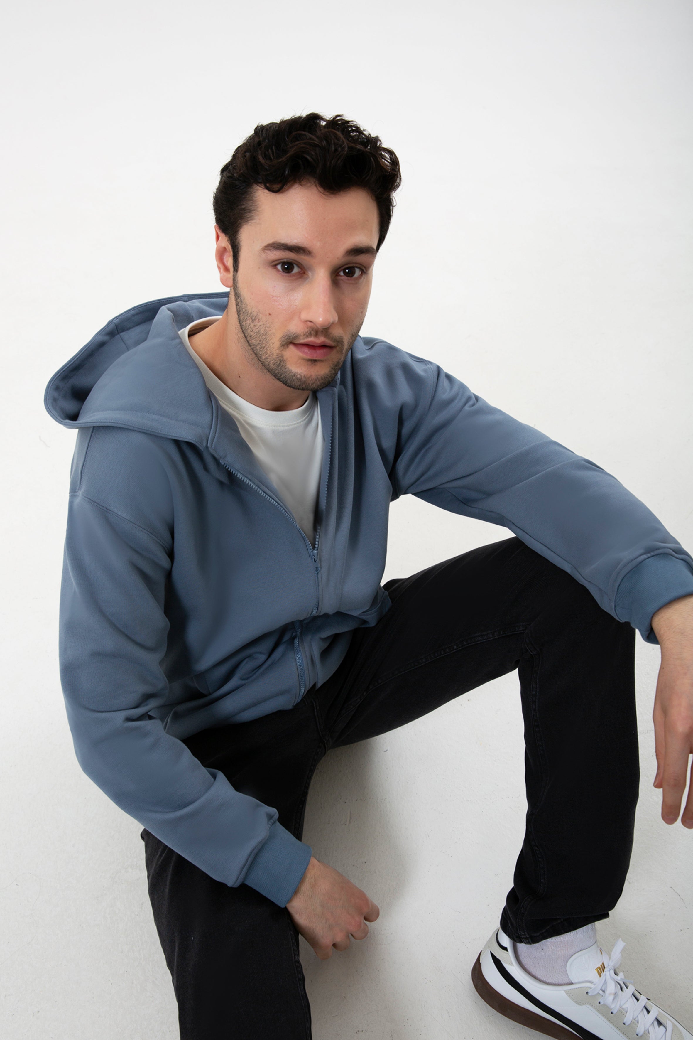 Organik pamuktan üretilen fermuarlı kapüşonlu sweatshirt, nefes alan yapısı ve yumuşak dokusuyla gün boyu konfor sunar. Dengeli kalıbı ve pratik fermuarlı tasarımıyla günlük kullanım ve mevsim geçişleri için idealdir. Sade formu ve doğal yapısıyla zamansız bir stil sunar.