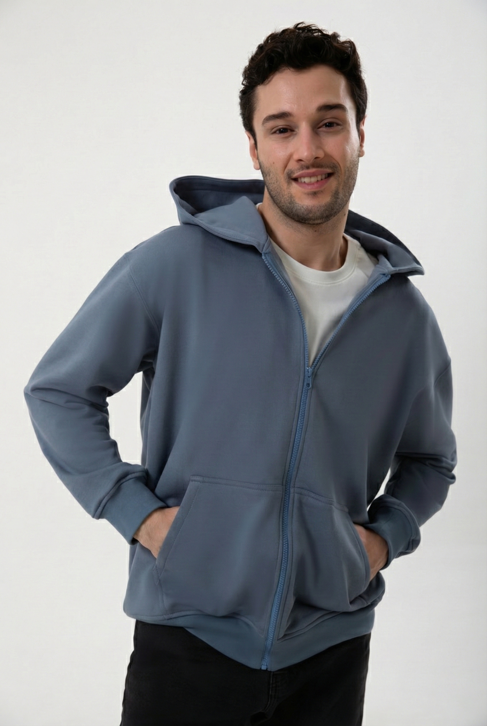 Organik pamuktan üretilen fermuarlı kapüşonlu sweatshirt, nefes alan yapısı ve yumuşak dokusuyla gün boyu konfor sunar. Dengeli kalıbı ve pratik fermuarlı tasarımıyla günlük kullanım ve mevsim geçişleri için idealdir. Sade formu ve doğal yapısıyla zamansız bir stil sunar.