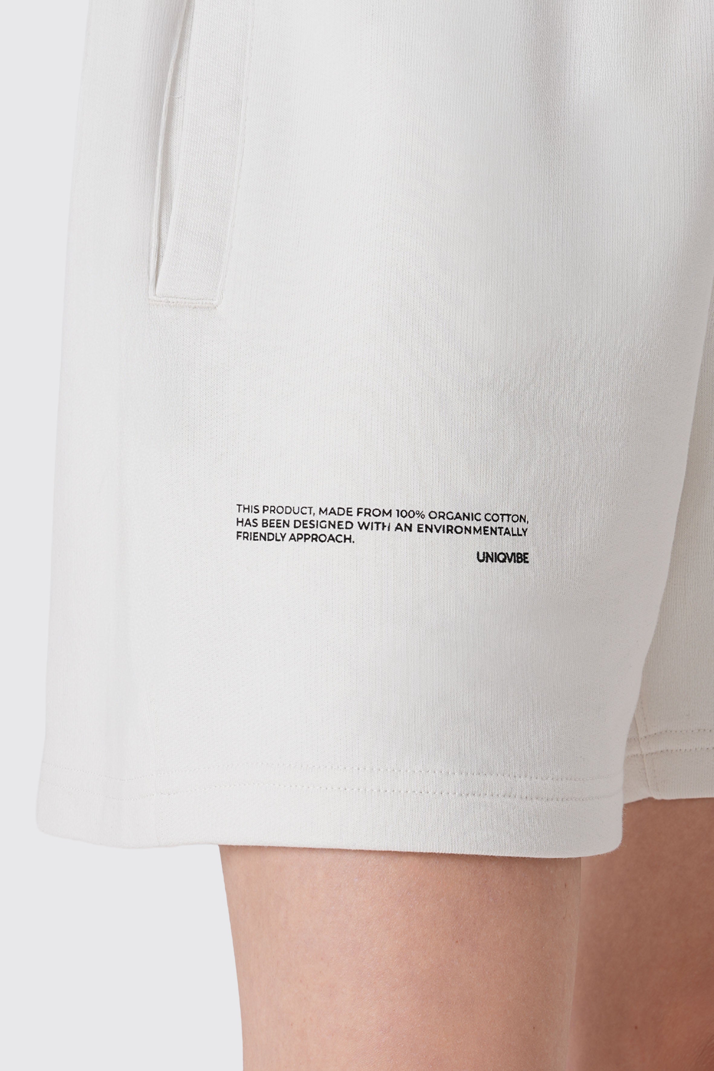 Kadın krem rengi baskılı şort, %100 organik pamuk, rahat kesim, cepli tasarım – Uniqvibe koleksiyonu.