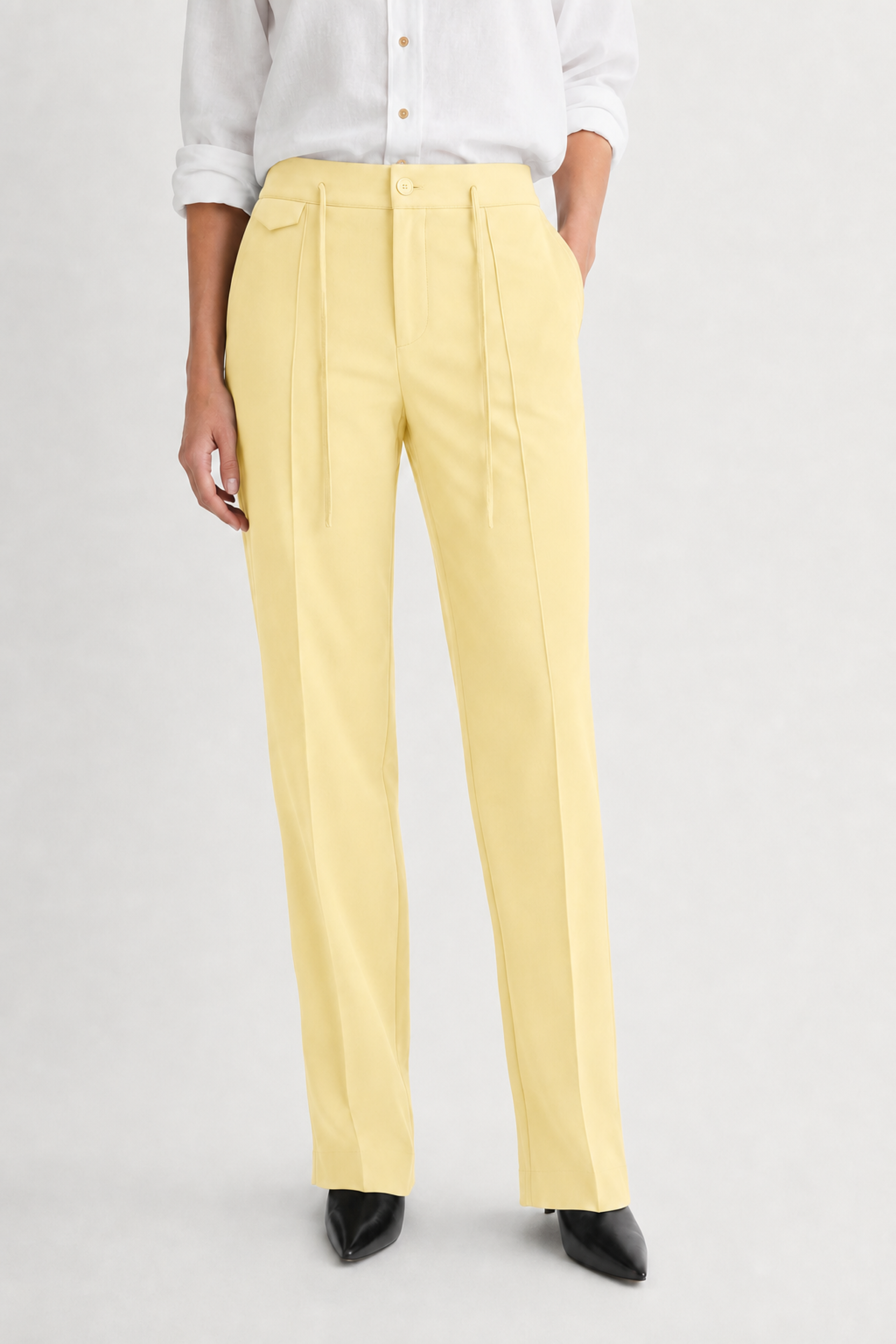 UNIQVIBE pastel tereyağı sarısı kadın sweatpant model üzerinde önden görünüm