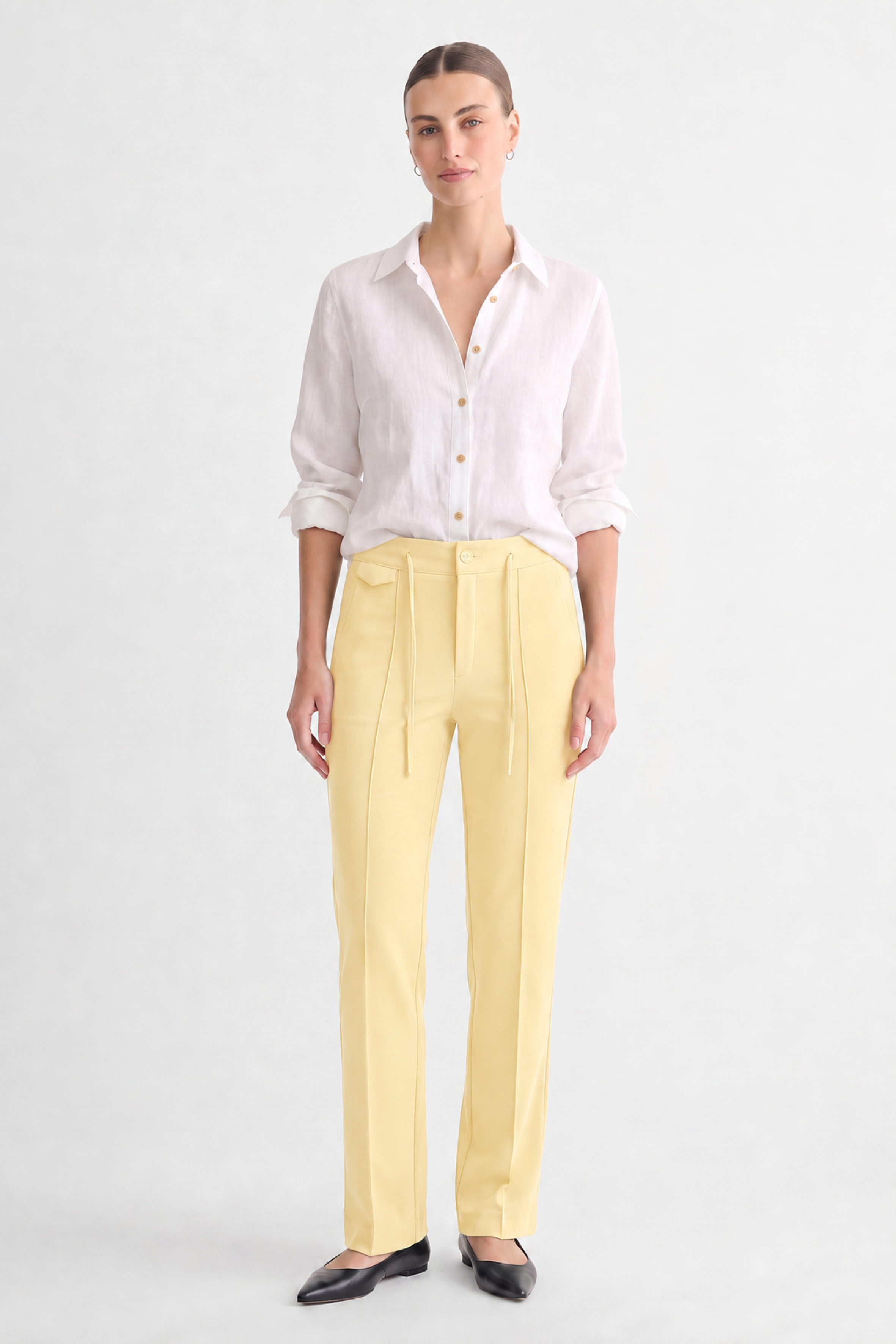UNIQVIBE pastel tereyağı sarısı kadın sweatpant beyaz gömlekle tam boy kombin