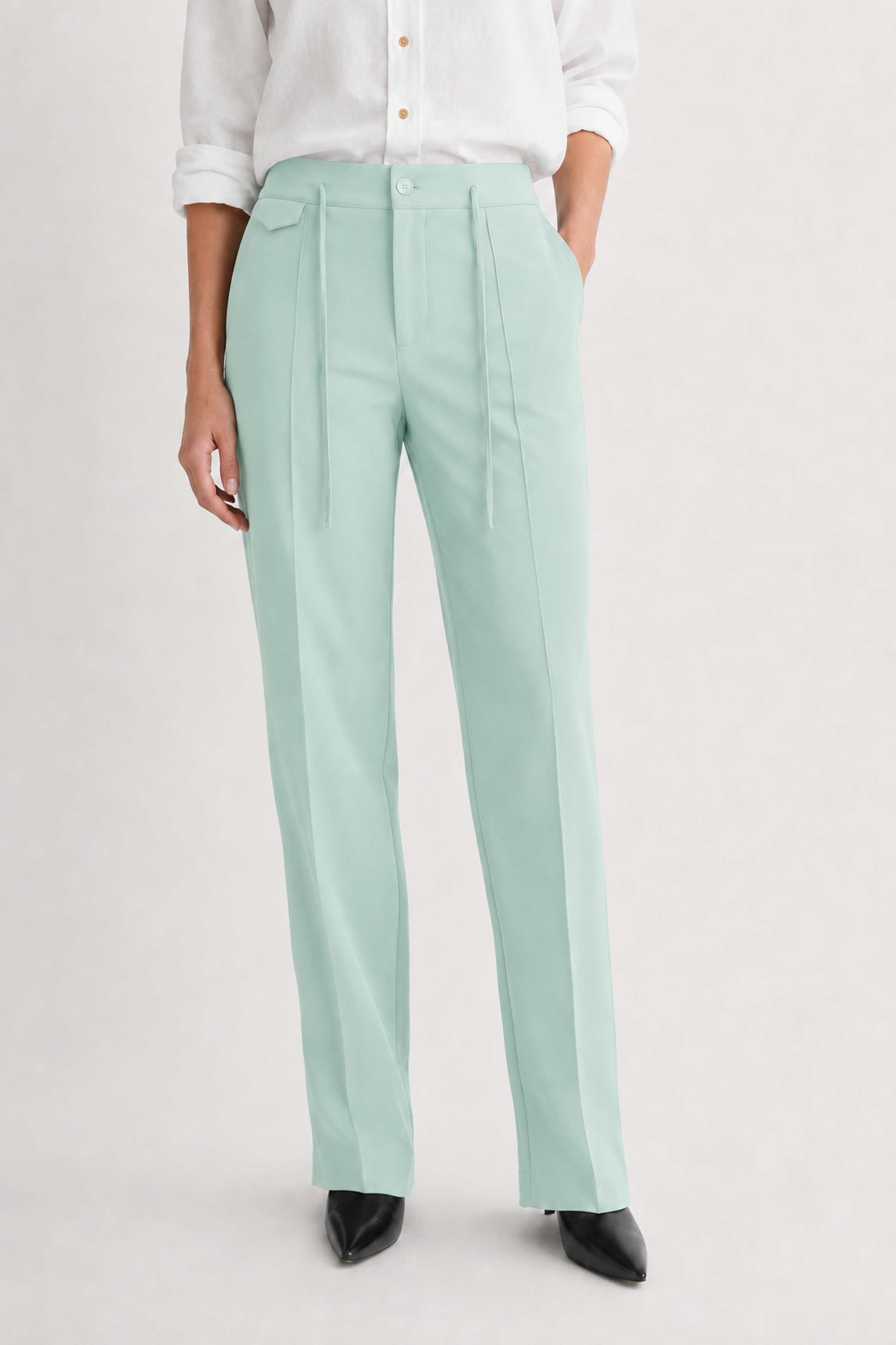 UNIQVIBE su yeşili kadın sweatpant model üzerinde önden görünüm