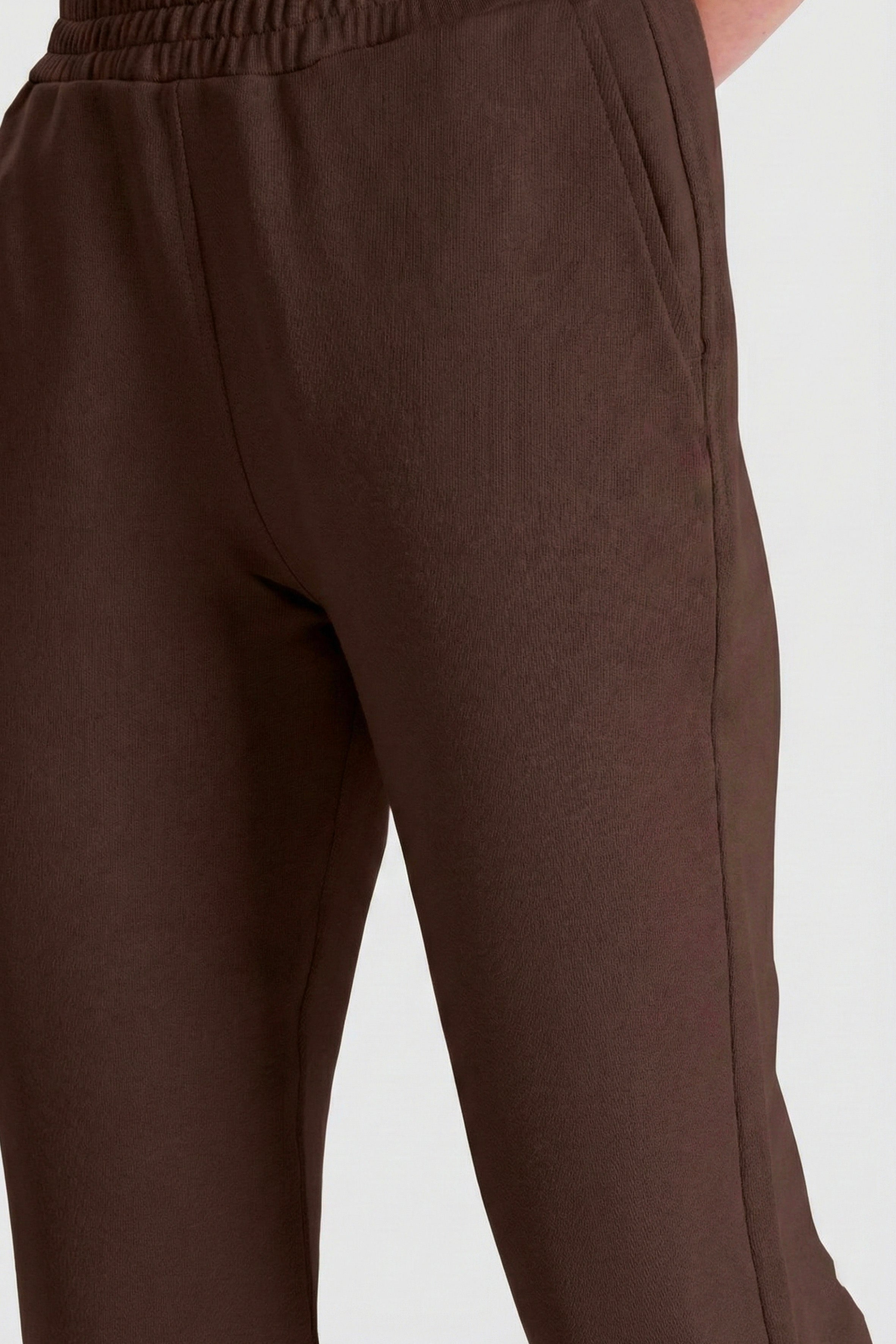 Kahverengi renkli, %100 organik pamuk kadın jogger pantolon – GOTS sertifikalı, rahat kesimli, cepli ve sürdürülebilir eşofman altı modeli.