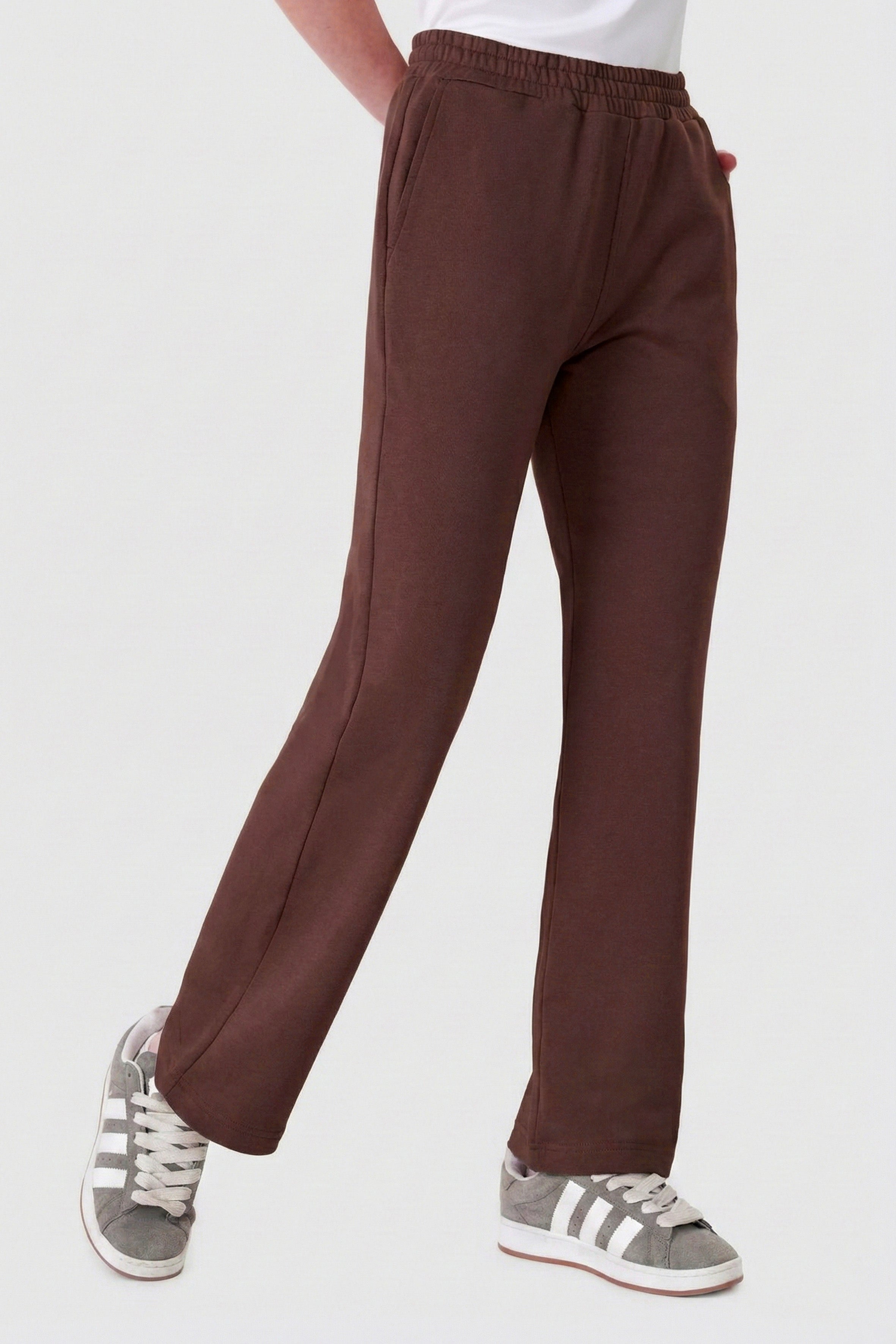 Kahverengi renkli, %100 organik pamuk kadın jogger pantolon – GOTS sertifikalı, rahat kesimli, cepli ve sürdürülebilir eşofman altı modeli.