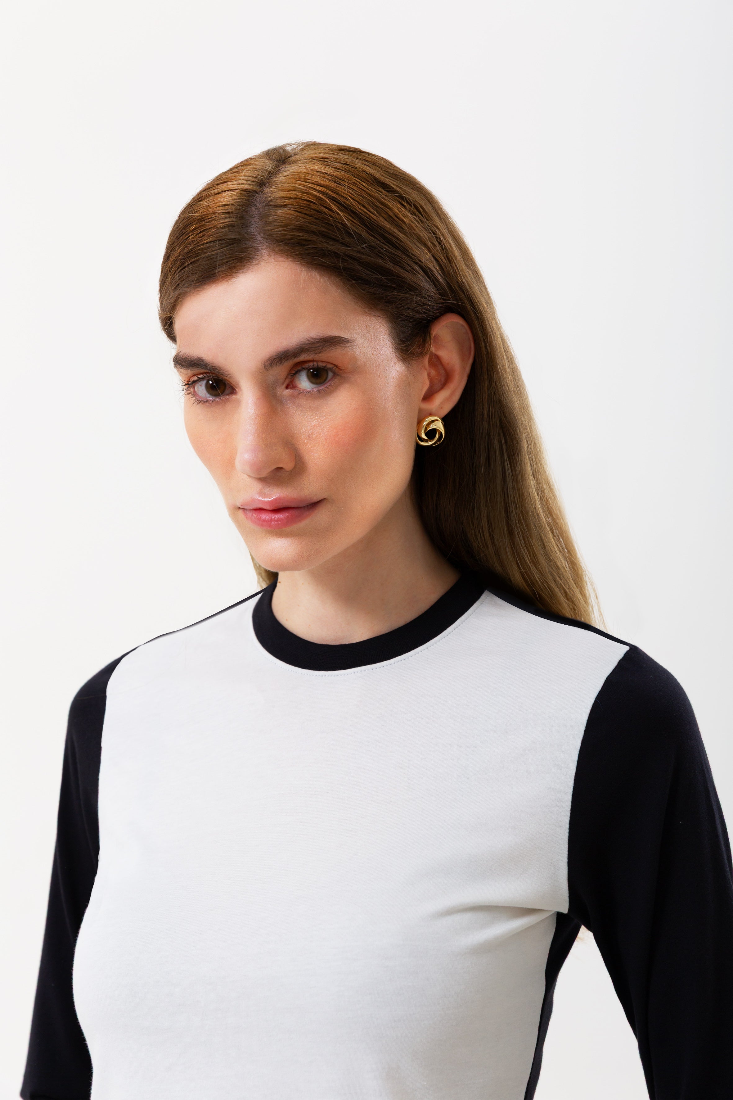 %100 organik pamuktan üretilmiş, rahat kalıplı, uzun kollu kadın tişört – cilt dostu ve nefes alabilen doğal kumaşlı kontrast bluz.