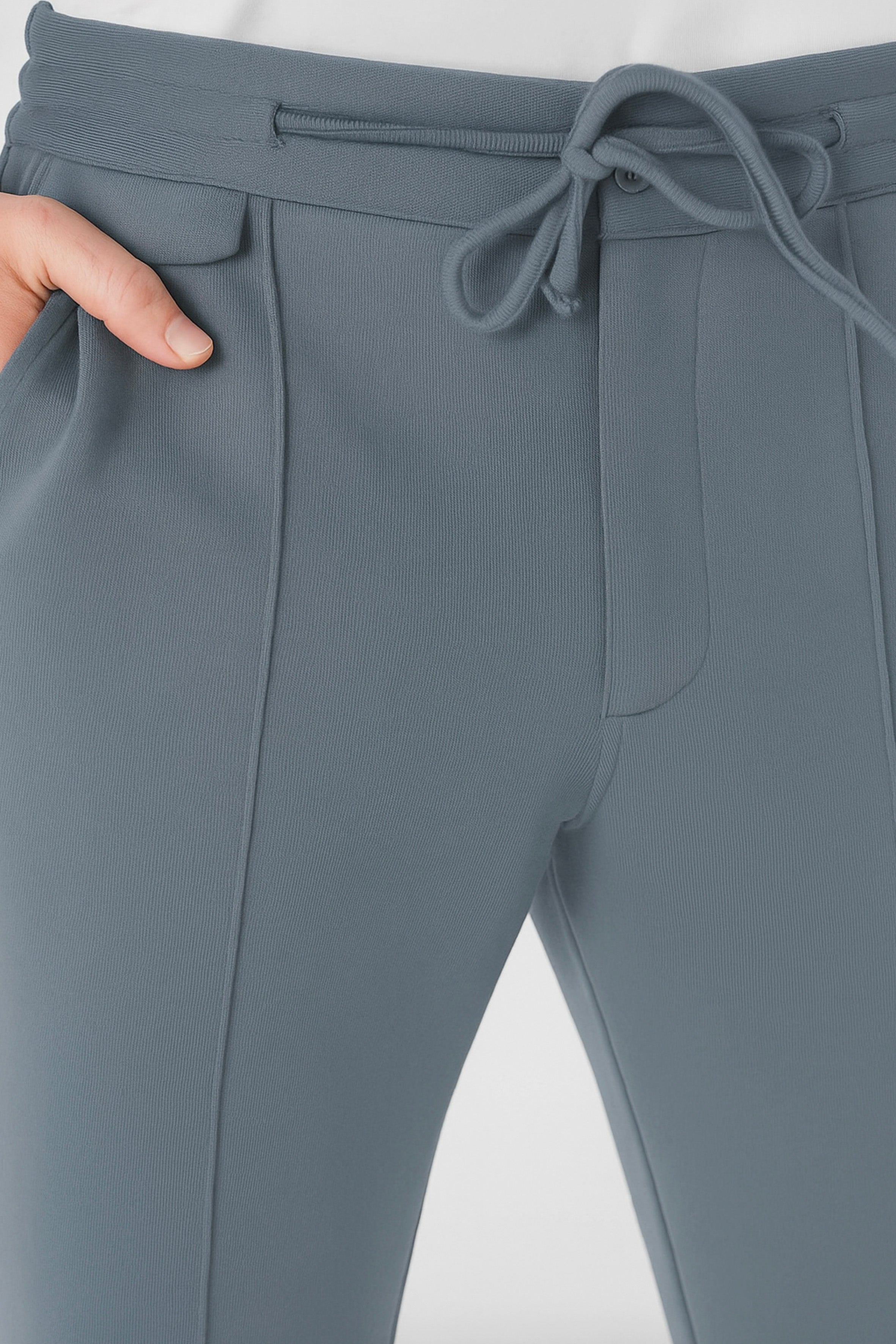 Rahatlık, stil ve sürdürülebilirlik bir arada! %100 organik pamuktan üretilen kurşuni erkek sweatpant eşofman, yumuşak dokusuyla gün boyu konfor sağlarken, modern kesimiyle her kombine uyum sağlar. Hem evde hem dışarıda özgürce hareket etmen için tasarlandı.