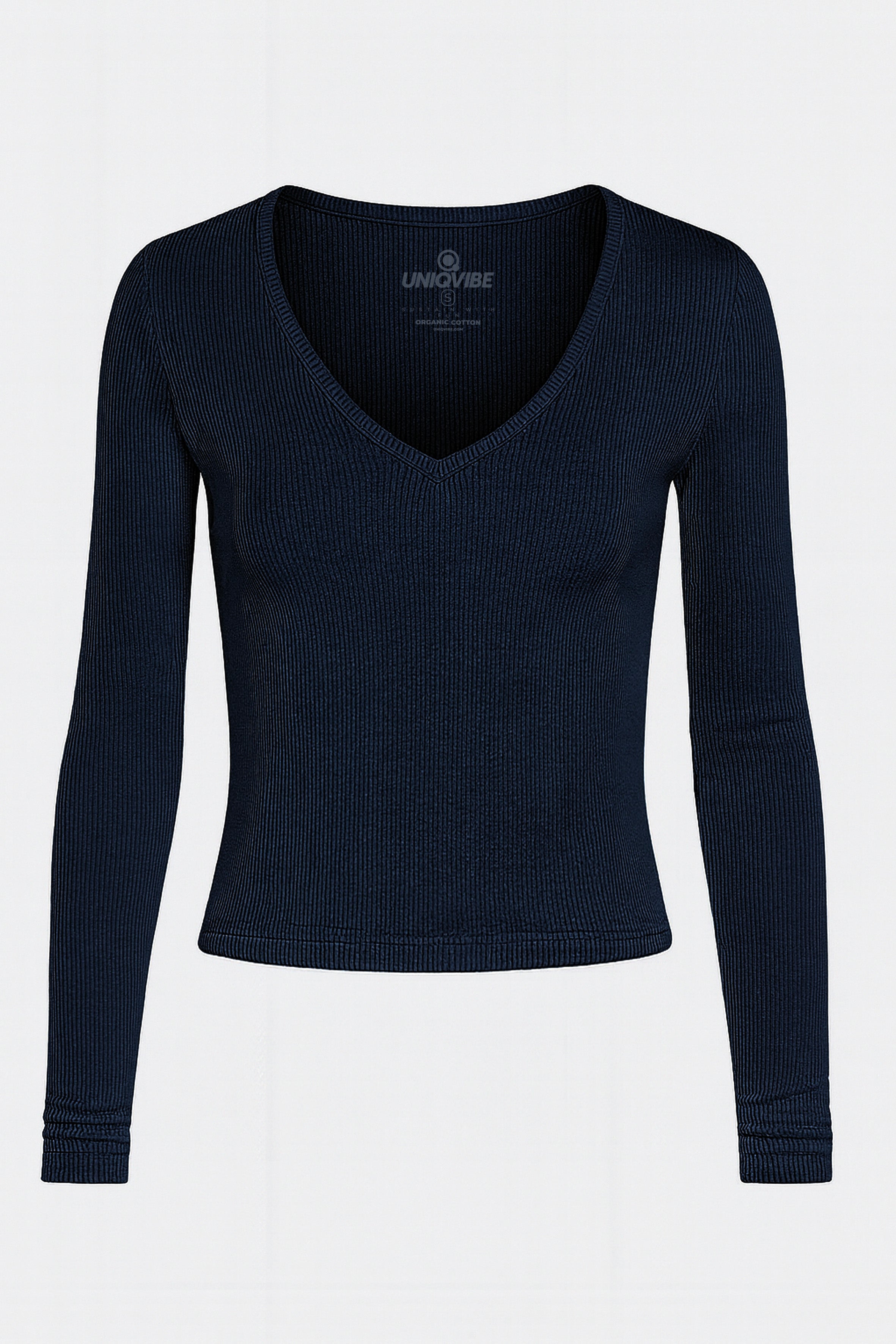 Organik pamuklu lacivert fitilli uzun kollu bluz. Yumuşak dokulu kumaşı ve esnek fitilli formuyla vücuda uyum sağlar. V yaka detayıyla sade ,modern bir görünüm sunar. Günlük stilin tamamlayıcısı olan bu parça, konforu ve şıklığı bir arada sunar.