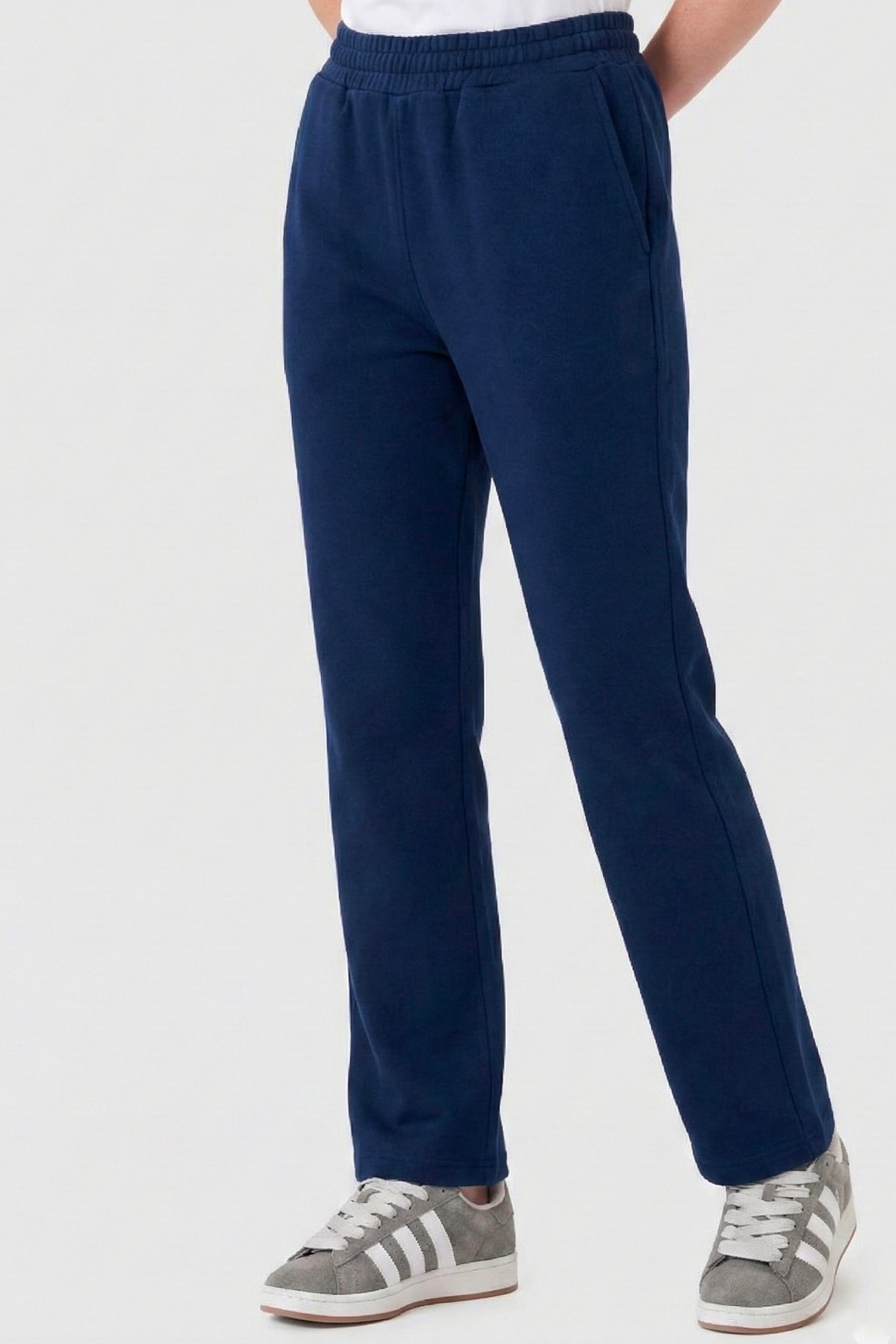 Lacivert renkli, %100 organik pamuk kadın jogger pantolon – rahat kesimli, cepli ve sürdürülebilir eşofman altı modeli.