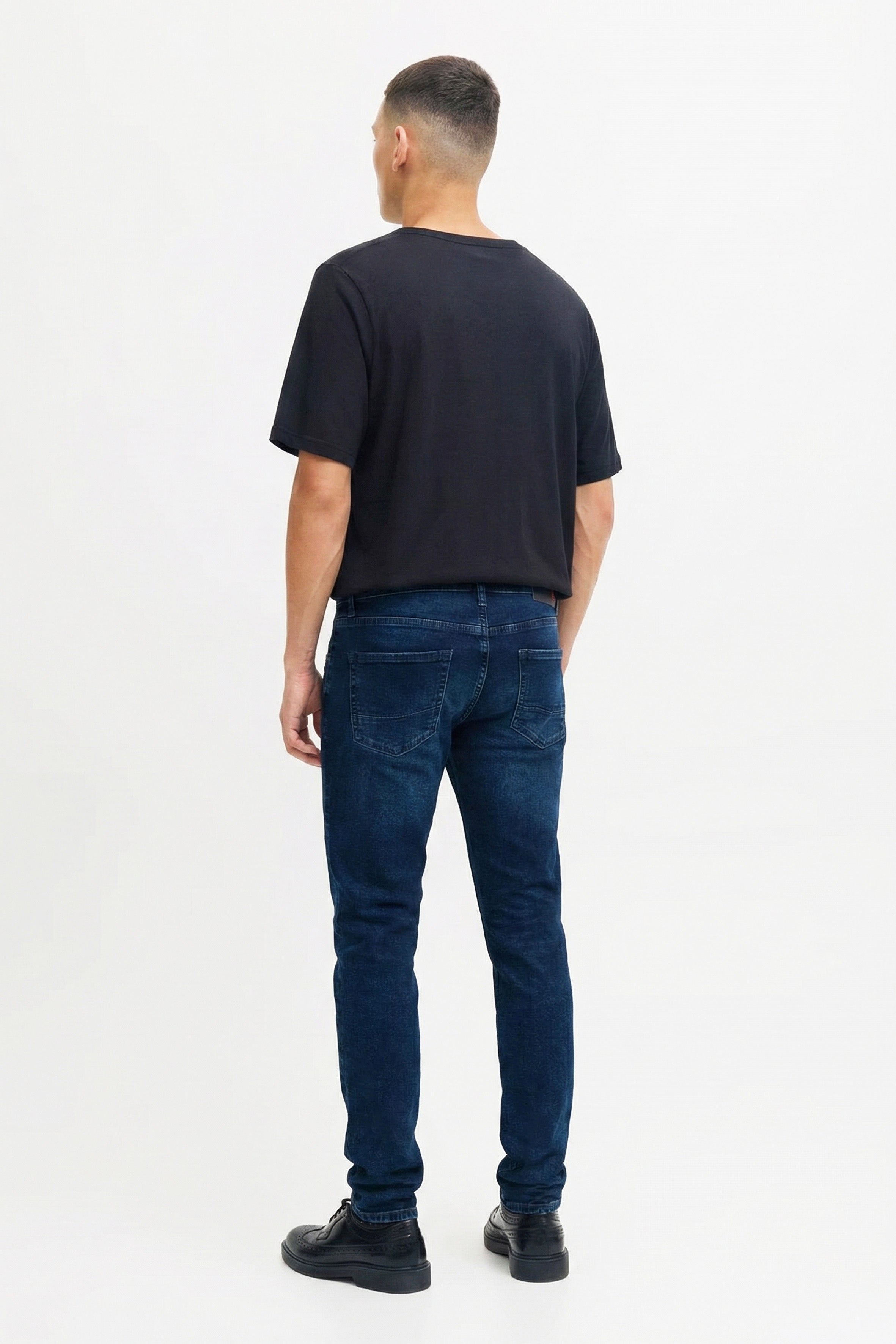 Rahat kesimi ve modern yapısıyla öne çıkan erkek comfort jean, gün boyu konfor sunan zamansız bir parçadır. Dayanıklı denim dokusu uzun ömürlü kullanım sağlarken, comfort fit formu doğal ve dengeli bir siluet oluşturur. Şehir temposuna uyum sağlayan bu denim pantolon erkek modeli, basic tişörtlerden gömleklere kadar pek çok kombinle zahmetsizce uyum sağlar.