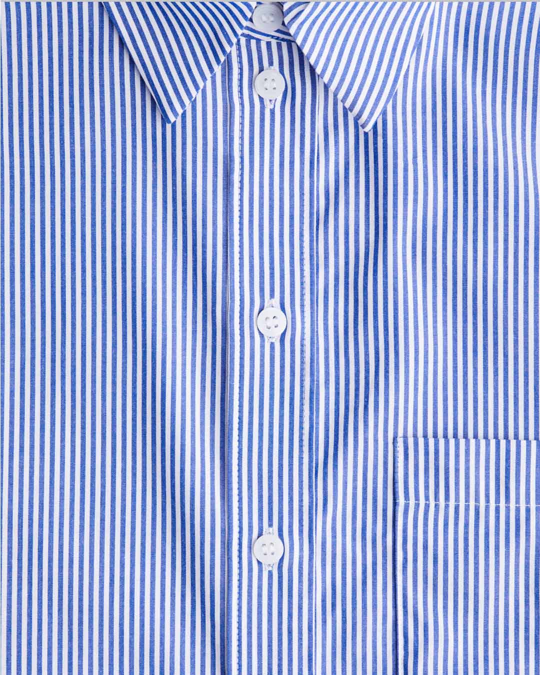 Mavi çizgili %100 pamuk kadın gömlek; uzun kollu, bol kesim ve nefes alan doğal kumaşıyla günlük kullanım için idealdir. Rahat kalıbı ve şık çizgili deseniyle hem ofis stiline hem de özel gün kombinlerine uyum sağlar.