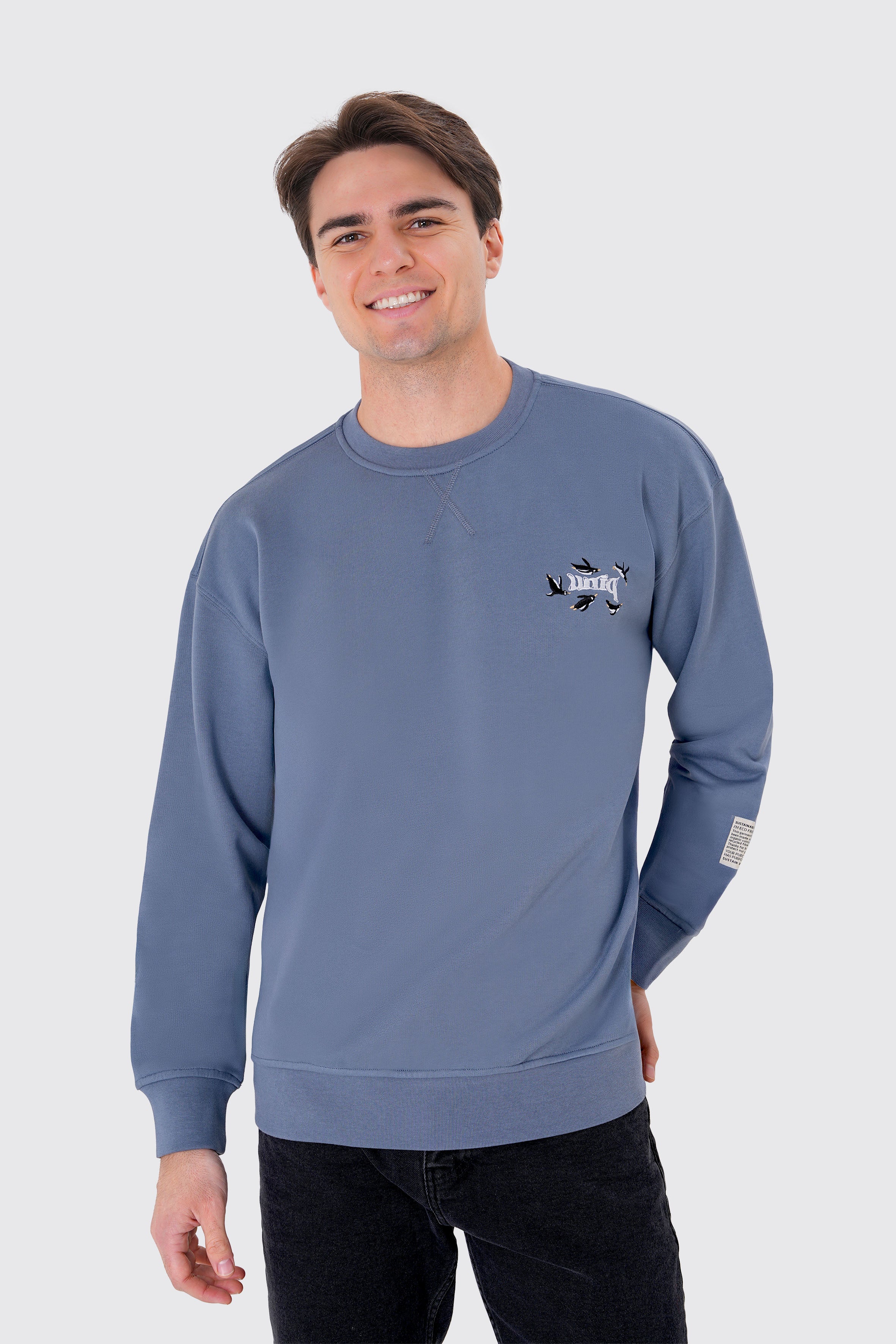 Penguen nakışlı organik pamuklu erkek sweatshirt ile kışın sıcacık geçsin! %100 organik pamuk kumaşıyla yumuşak, nefes alabilir ve çevre dostu bir seçim. Sürdürülebilir moda ile tarzını tamamla!