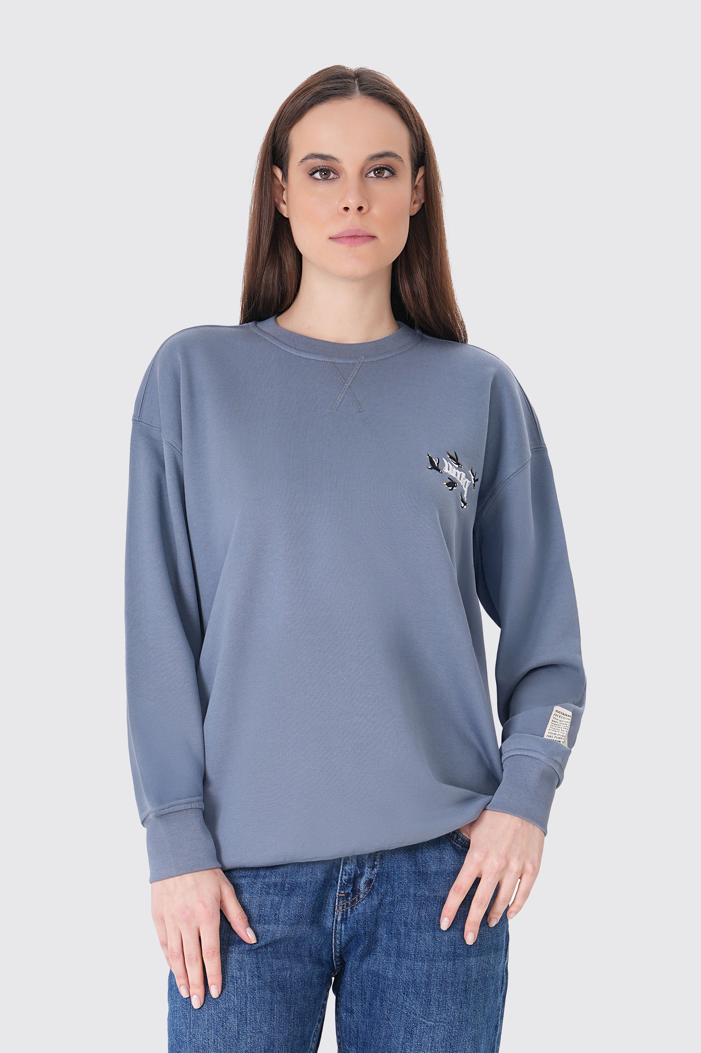Penguen nakışlı organik pamuklu kadın sweatshirt ile kışın sıcacık geçsin! %100 organik pamuk kumaşıyla yumuşak, nefes alabilir ve çevre dostu bir seçim. Sürdürülebilir moda ile tarzını tamamla!