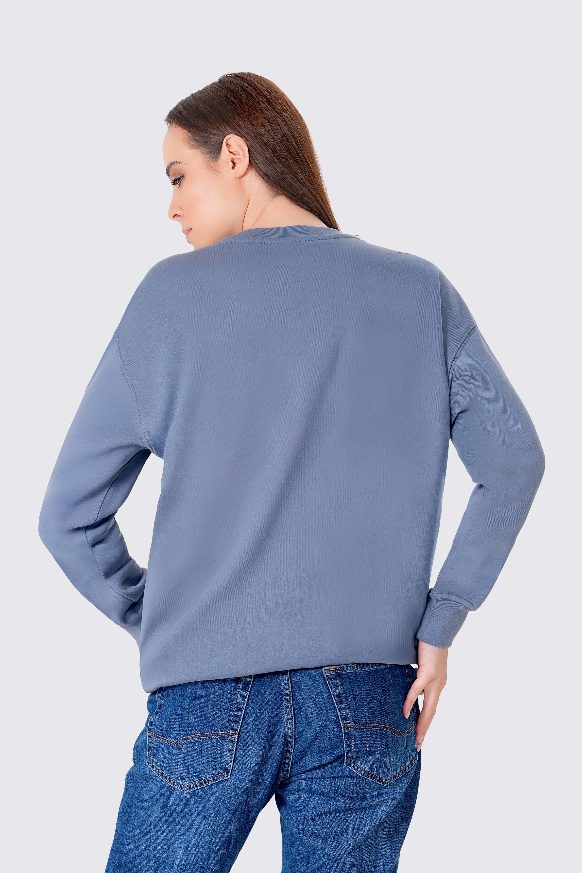 Penguen nakışlı organik pamuklu kadın sweatshirt ile kışın sıcacık geçsin! %100 organik pamuk kumaşıyla yumuşak, nefes alabilir ve çevre dostu bir seçim. Sürdürülebilir moda ile tarzını tamamla!