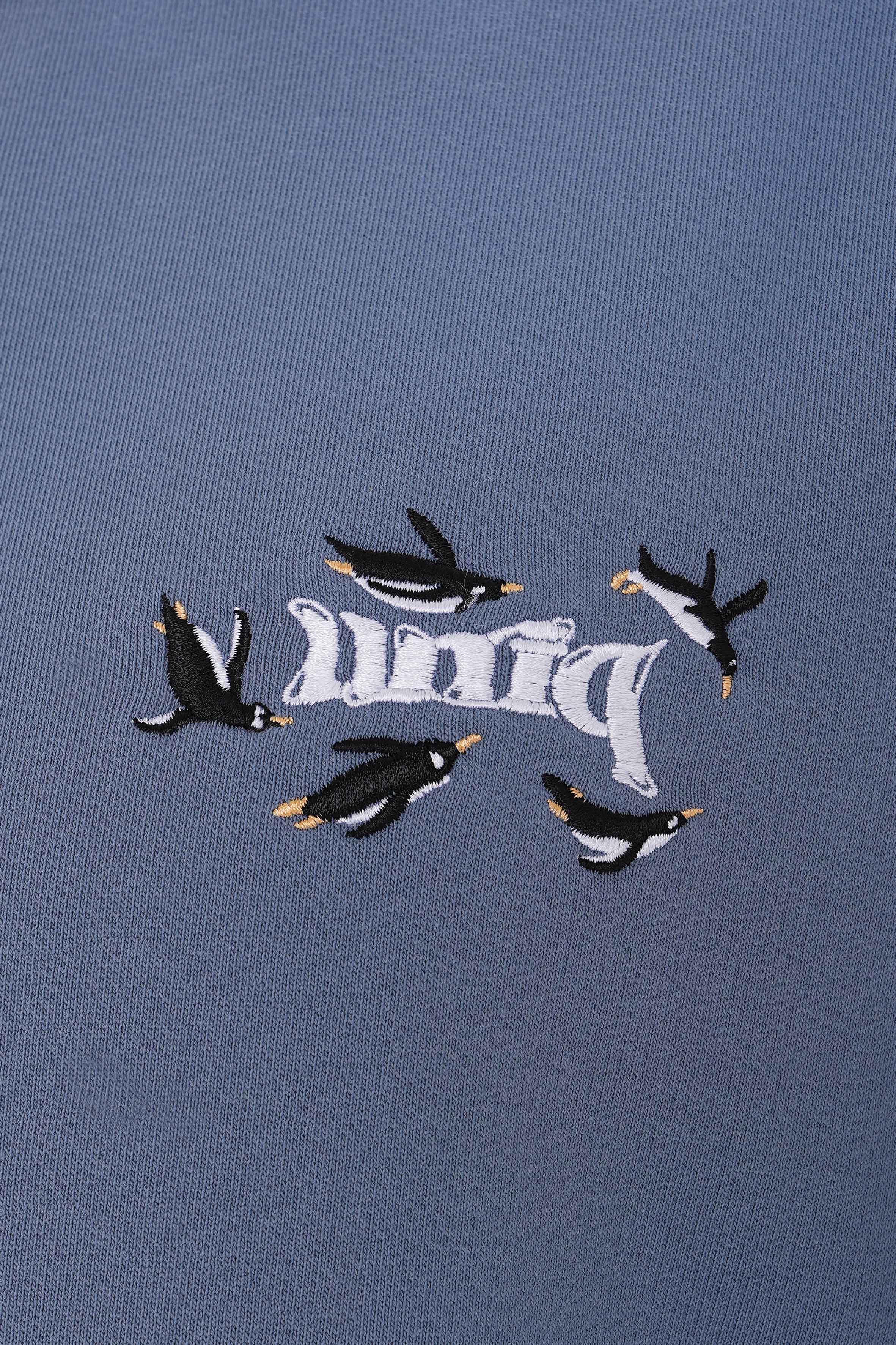 Penguen nakışlı organik pamuklu erkek sweatshirt ile kışın sıcacık geçsin! %100 organik pamuk kumaşıyla yumuşak, nefes alabilir ve çevre dostu bir seçim. Sürdürülebilir moda ile tarzını tamamla!