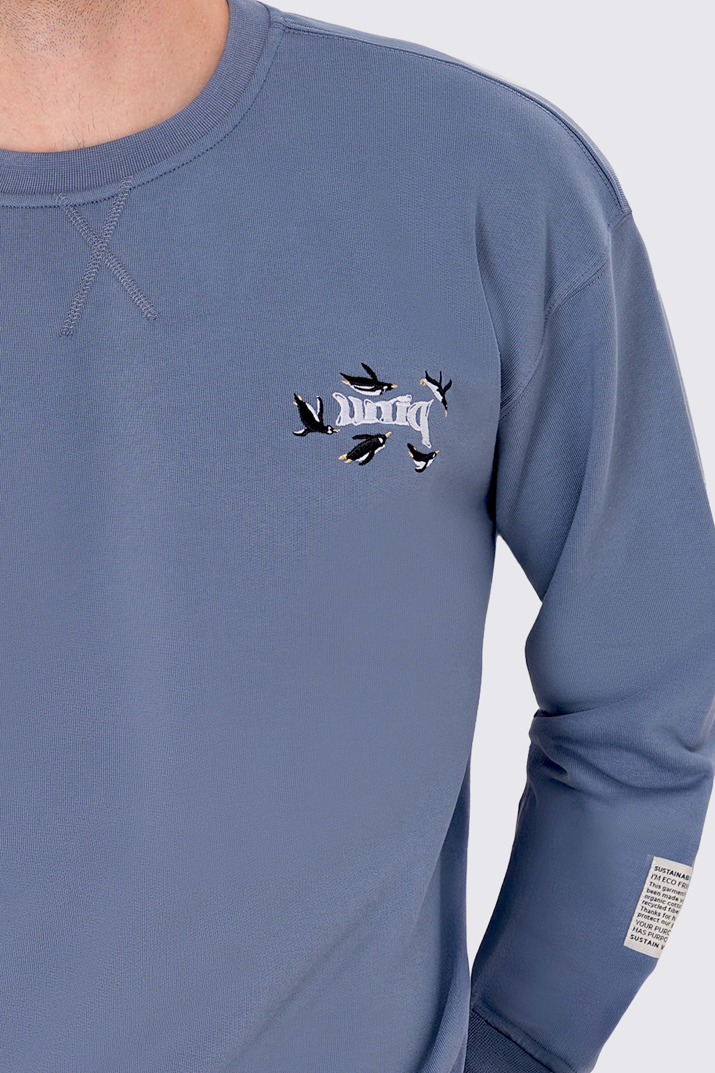 Penguen nakışlı organik pamuklu erkek sweatshirt ile kışın sıcacık geçsin! %100 organik pamuk kumaşıyla yumuşak, nefes alabilir ve çevre dostu bir seçim. Sürdürülebilir moda ile tarzını tamamla!