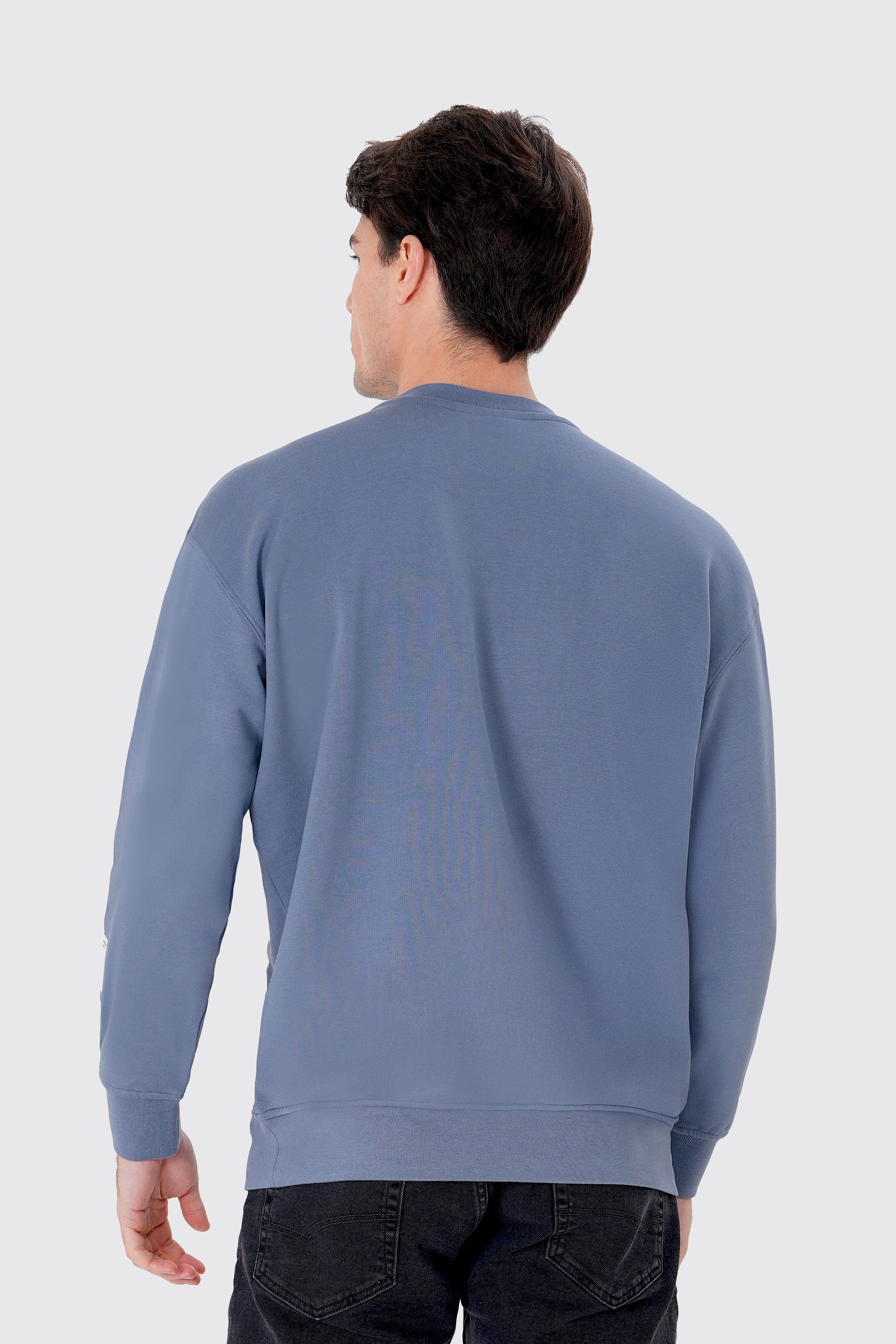Penguen nakışlı organik pamuklu erkek sweatshirt ile kışın sıcacık geçsin! %100 organik pamuk kumaşıyla yumuşak, nefes alabilir ve çevre dostu bir seçim. Sürdürülebilir moda ile tarzını tamamla!