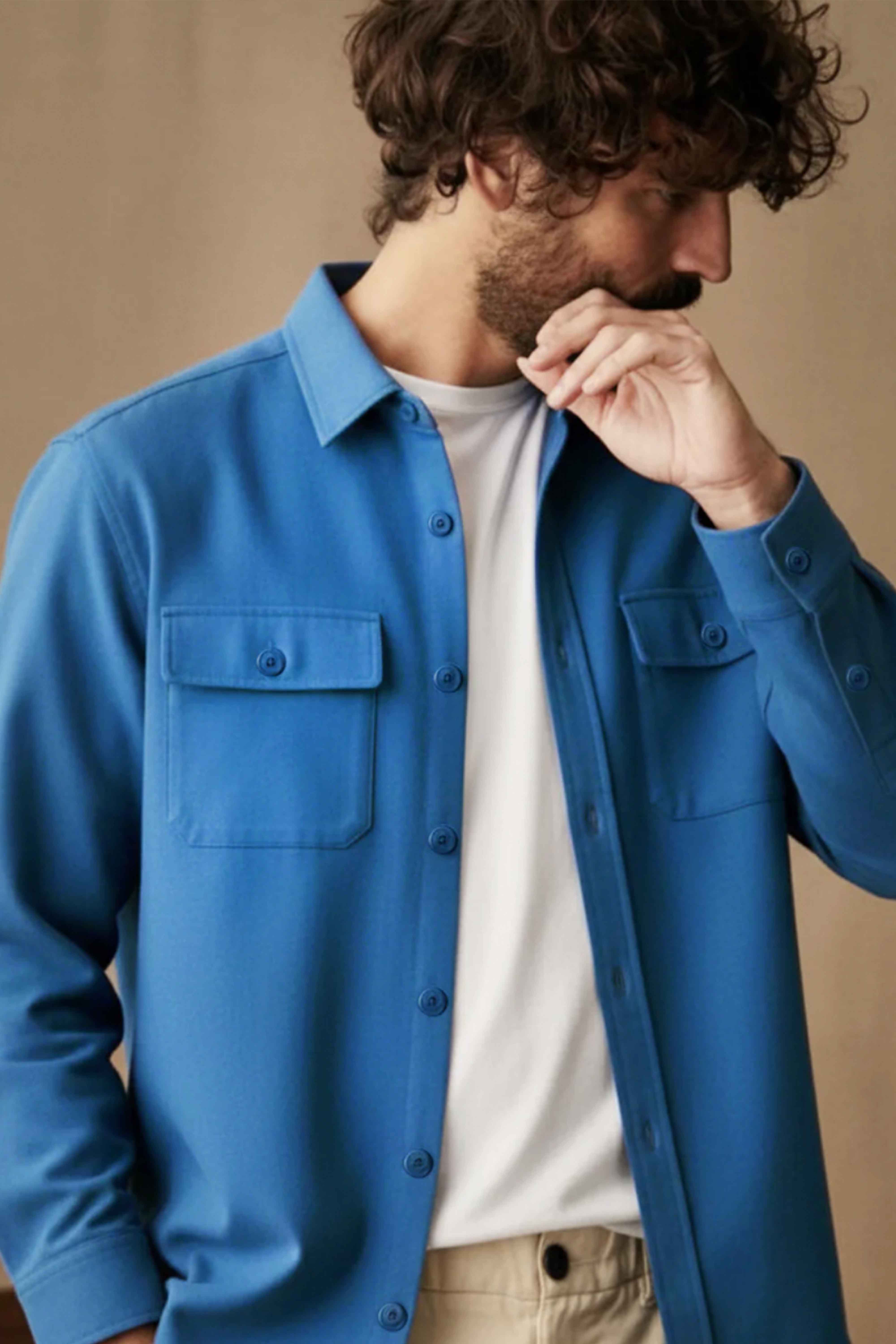 Zamansız şıklık ve konfor bir arada! Saks Mavisi Regular fit erkek cepli gömlek, %100 pamuklu yapısıyla nefes alabilir ve gün boyu rahatlık sunar. Minimal tasarımıyla her kombine uyum sağlayan bu gömlek, hem şehir hayatına hem de casual görünümlere mükemmel bir tamamlayıcıdır. Fonksiyonel cepleri ve kaliteli dikiş detaylarıyla öne çıkan bu parça, uzun ömürlü ve dayanıklı bir stil sunar.