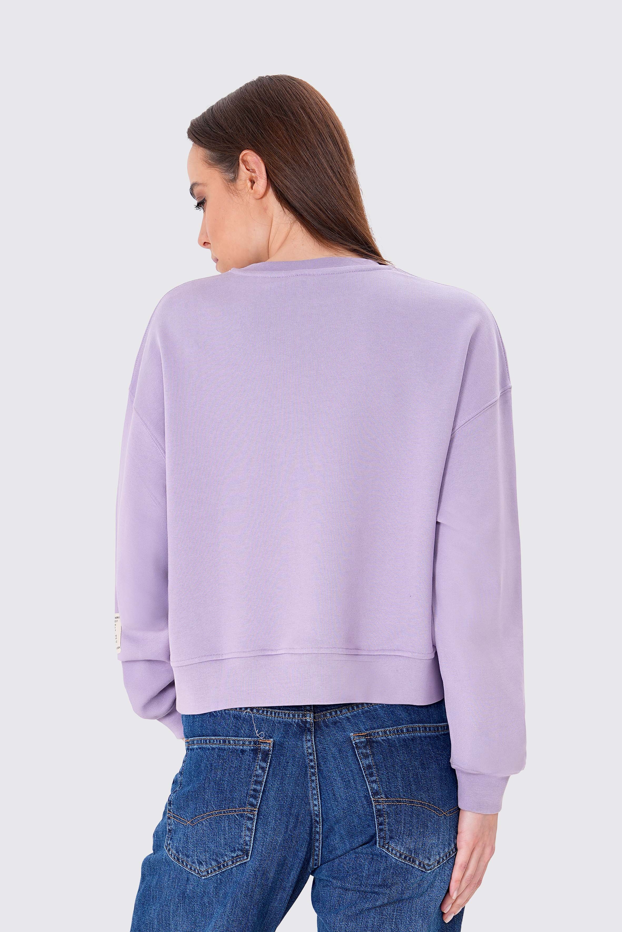 Penguen Nakışlı Crop Organik Pamuklu Sweatshirt, organik pamuklu kumaşıyla hem doğa dostu hem de ultra konforlu bir tasarım. Penguen nakışı detayıyla sevimli ve şık bir hava katan bu crop sweatshirt, günlük kombinlerinize eğlenceli bir dokunuş ekliyor. Rahat kesimi ve modern crop tasarımıyla hem spor hem de günlük kullanım için vazgeçilmez. UNIQVIBE ile tarzınıza neşe katın!