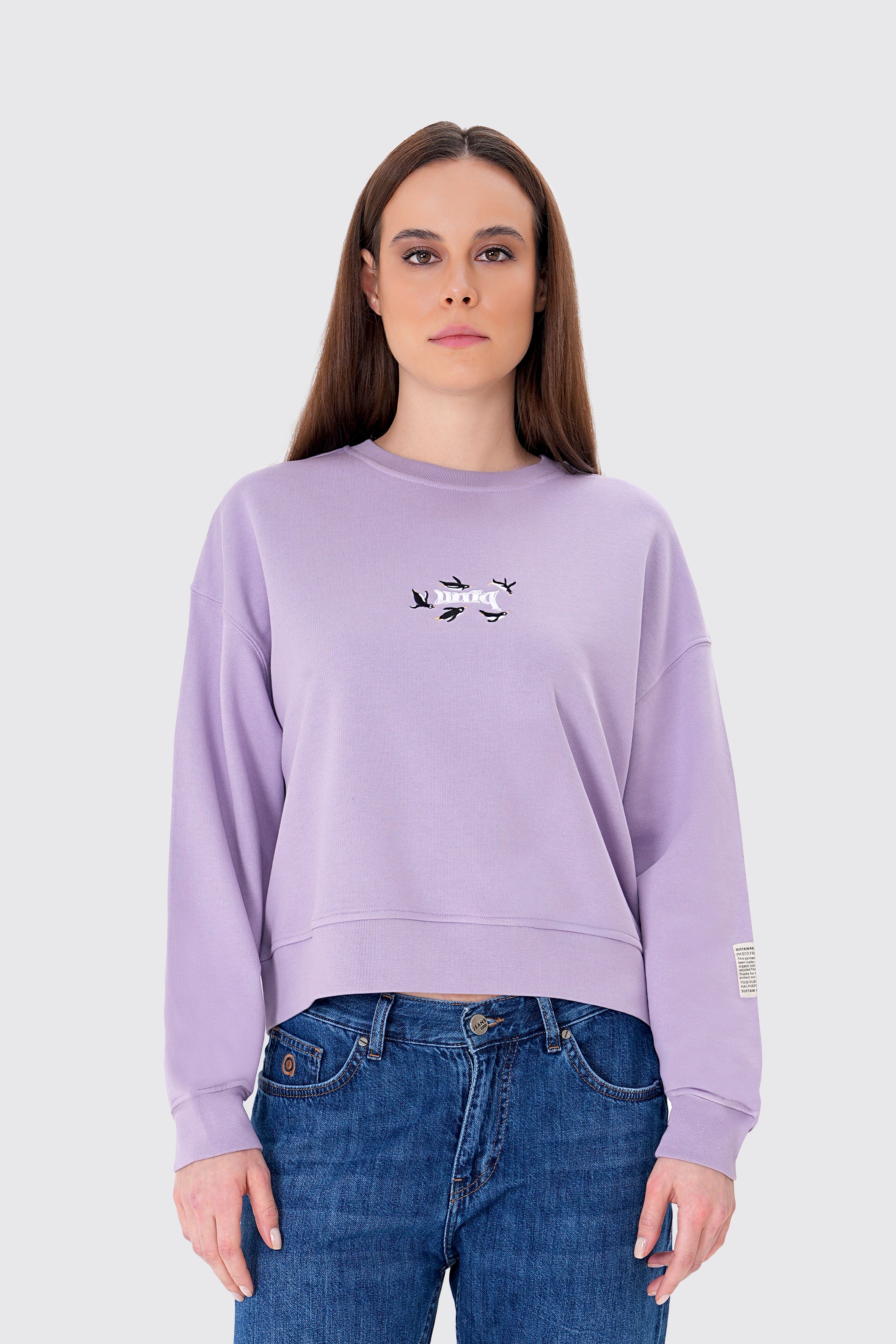 Penguen Nakışlı Crop Organik Pamuklu Sweatshirt, organik pamuklu kumaşıyla hem doğa dostu hem de ultra konforlu bir tasarım. Penguen nakışı detayıyla sevimli ve şık bir hava katan bu crop sweatshirt, günlük kombinlerinize eğlenceli bir dokunuş ekliyor. Rahat kesimi ve modern crop tasarımıyla hem spor hem de günlük kullanım için vazgeçilmez. UNIQVIBE ile tarzınıza neşe katın!