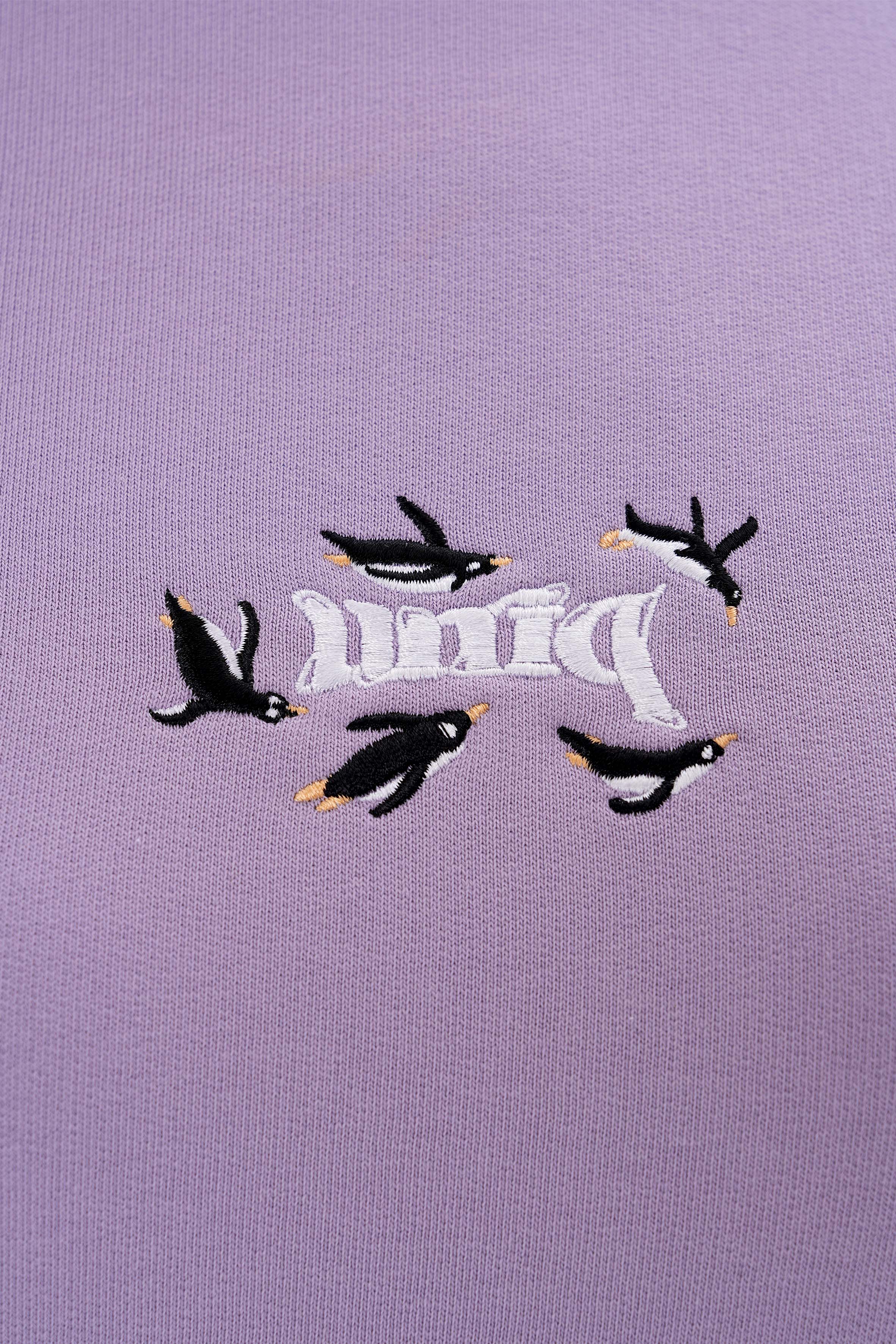Penguen Nakışlı Crop Organik Pamuklu Sweatshirt, organik pamuklu kumaşıyla hem doğa dostu hem de ultra konforlu bir tasarım. Penguen nakışı detayıyla sevimli ve şık bir hava katan bu crop sweatshirt, günlük kombinlerinize eğlenceli bir dokunuş ekliyor. Rahat kesimi ve modern crop tasarımıyla hem spor hem de günlük kullanım için vazgeçilmez. UNIQVIBE ile tarzınıza neşe katın!