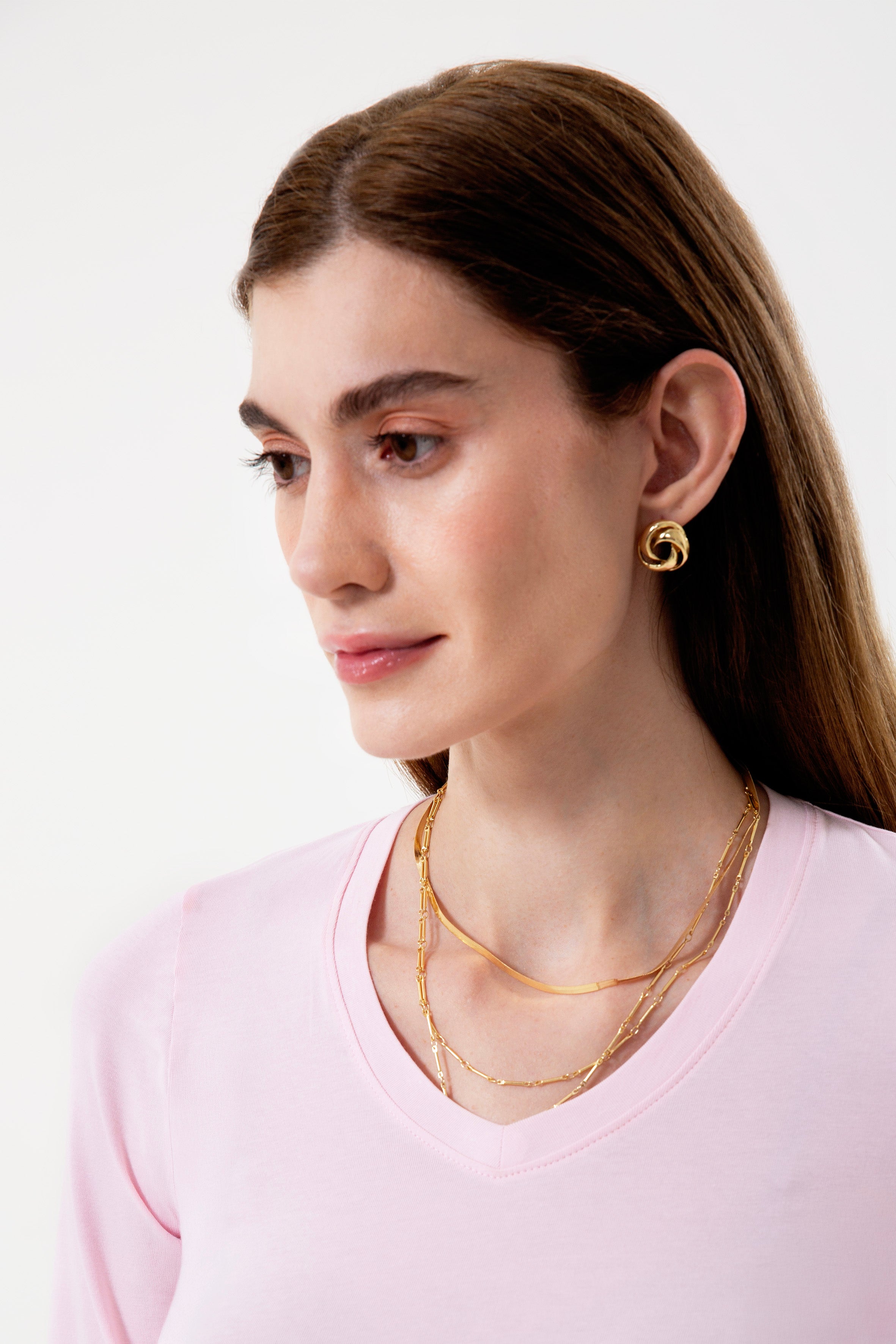 %100 organik pamuk kullanılarak üretilen pembe kadın uzun kollu V yaka bluz, zamansız tasarımı ve doğal dokusuyla günlük kadın giyiminin vazgeçilmez parçalarından biridir. Doğal lif yapısı sayesinde ciltle uyumlu, yumuşak ve gün boyu konforlu bir kullanım sunar.