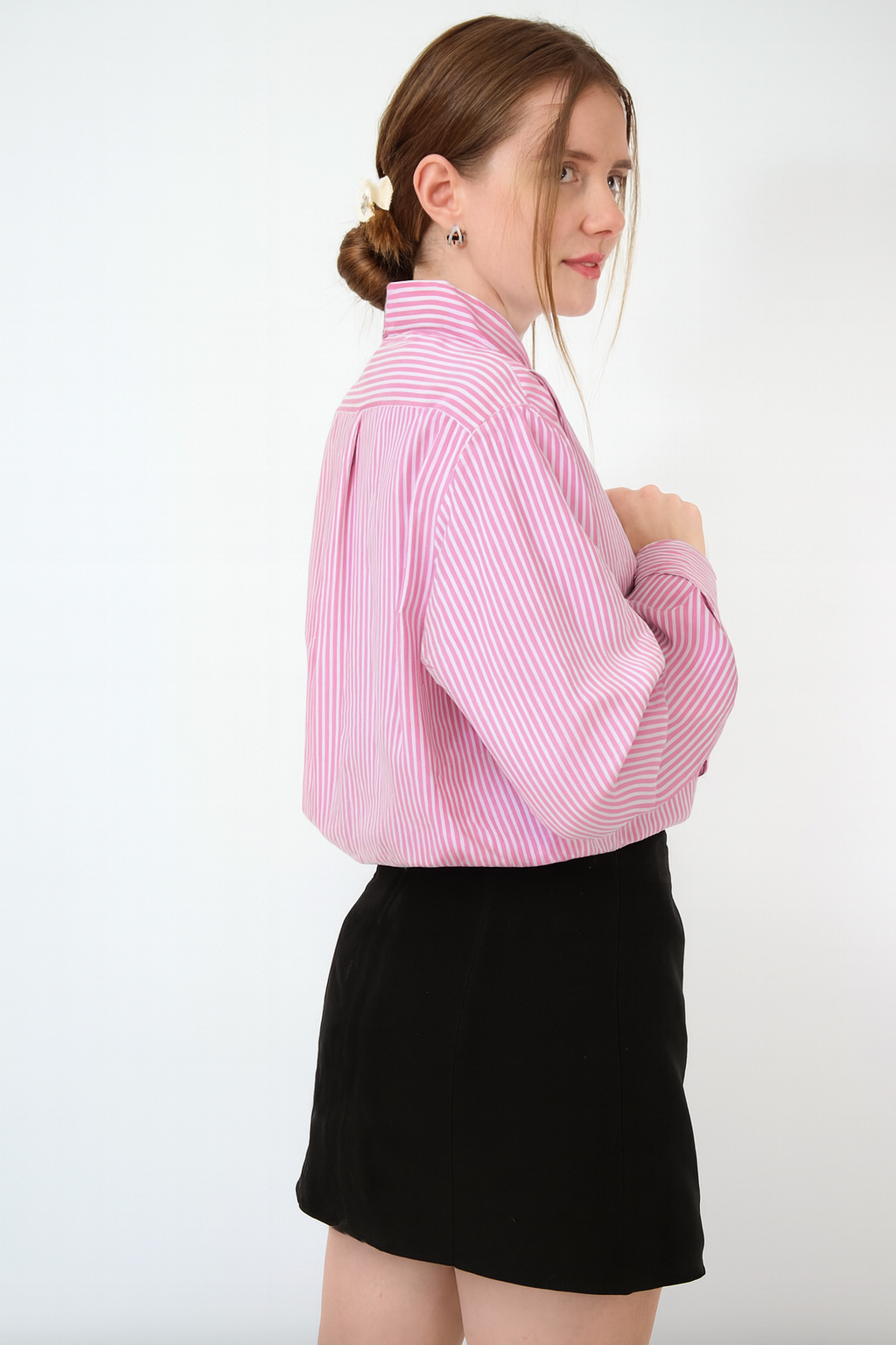 Pembe çizgili %100 pamuk kadın gömlek; uzun kollu, bol kesim ve nefes alan doğal kumaşıyla günlük kullanım için idealdir. Rahat kalıbı ve şık çizgili deseniyle hem ofis stiline hem de özel gün kombinlerine uyum sağlar.
