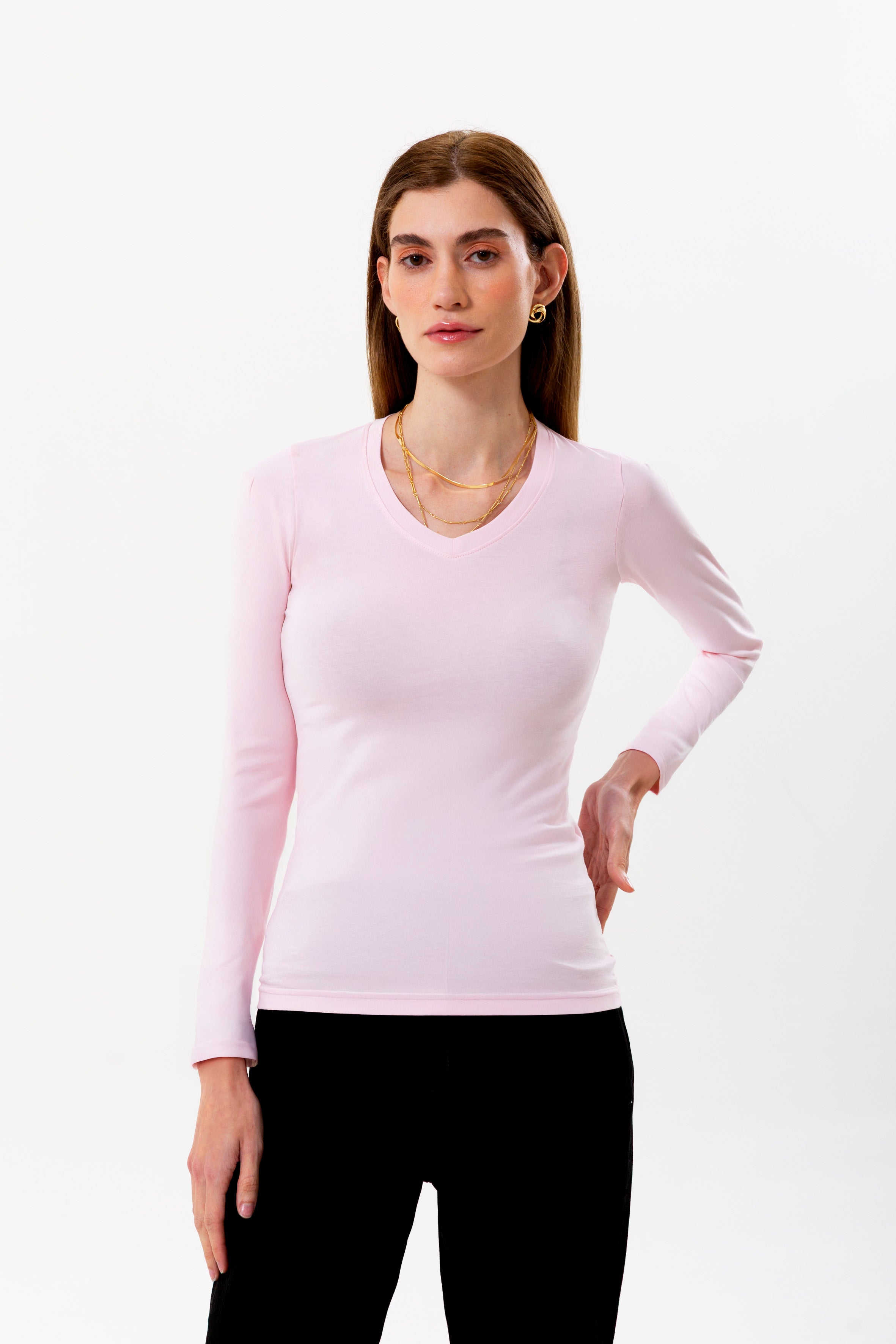 %100 organik pamuk kullanılarak üretilen pembe kadın uzun kollu V yaka bluz, zamansız tasarımı ve doğal dokusuyla günlük kadın giyiminin vazgeçilmez parçalarından biridir. Doğal lif yapısı sayesinde ciltle uyumlu, yumuşak ve gün boyu konforlu bir kullanım sunar.