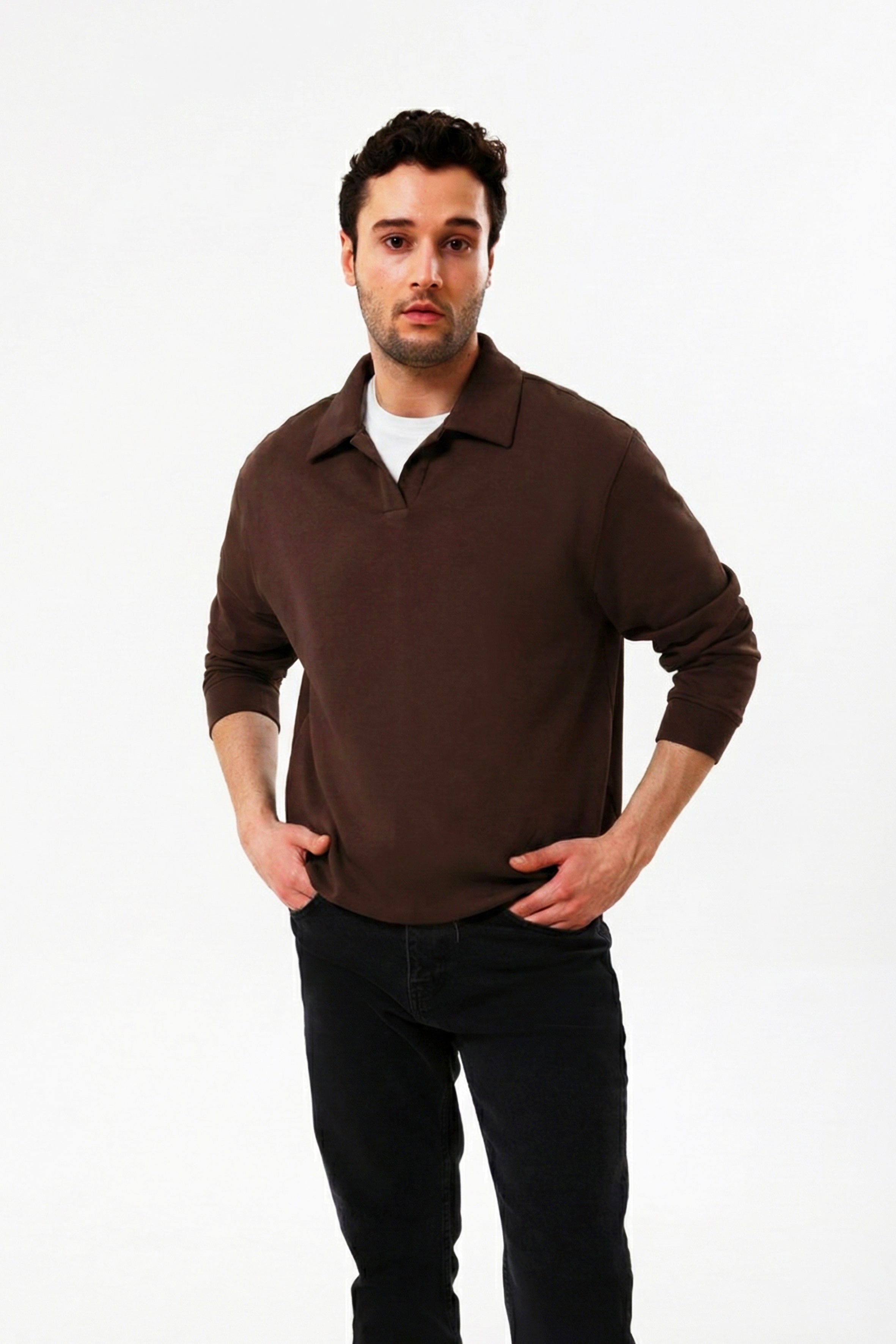 Kahverengi %100 organik pamuklu erkek polo yaka sweatshirt. Modern çizgiyi rahat bir dokuyla buluşturan erkek polo yaka sweatshirt, şehir stiline zamansız bir yorum katmak isteyenler için ideal bir seçimdir. Yumuşak ve nefes alan kumaşı sayesinde gün boyu konfor sunarken, polo yaka detayı tasarıma daha düzenli ve güçlü bir duruş kazandırır.Günlük kombinlerden ofis stiline kadar geniş bir kullanım alanı sunan bu polo yaka sweatshirt, minimal detayları ve temiz hatlarıyla her gardıroba kolayca uyum sağlar.