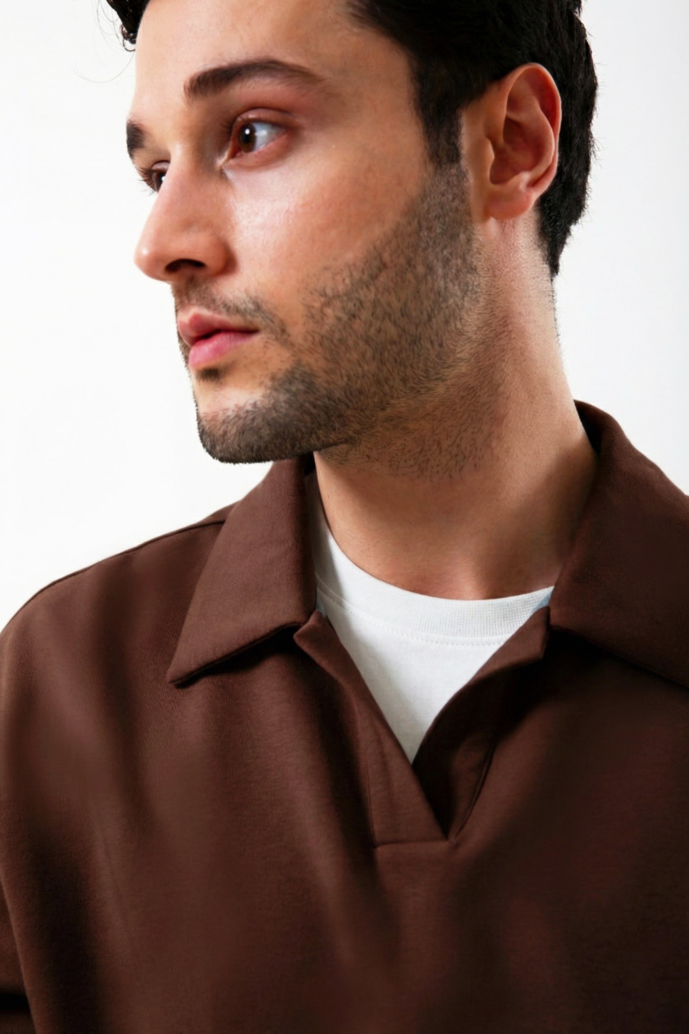 Kahverengi %100 organik pamuklu erkek polo yaka sweatshirt. Modern çizgiyi rahat bir dokuyla buluşturan erkek polo yaka sweatshirt, şehir stiline zamansız bir yorum katmak isteyenler için ideal bir seçimdir. Yumuşak ve nefes alan kumaşı sayesinde gün boyu konfor sunarken, polo yaka detayı tasarıma daha düzenli ve güçlü bir duruş kazandırır.Günlük kombinlerden ofis stiline kadar geniş bir kullanım alanı sunan bu polo yaka sweatshirt, minimal detayları ve temiz hatlarıyla her gardıroba kolayca uyum sağlar.