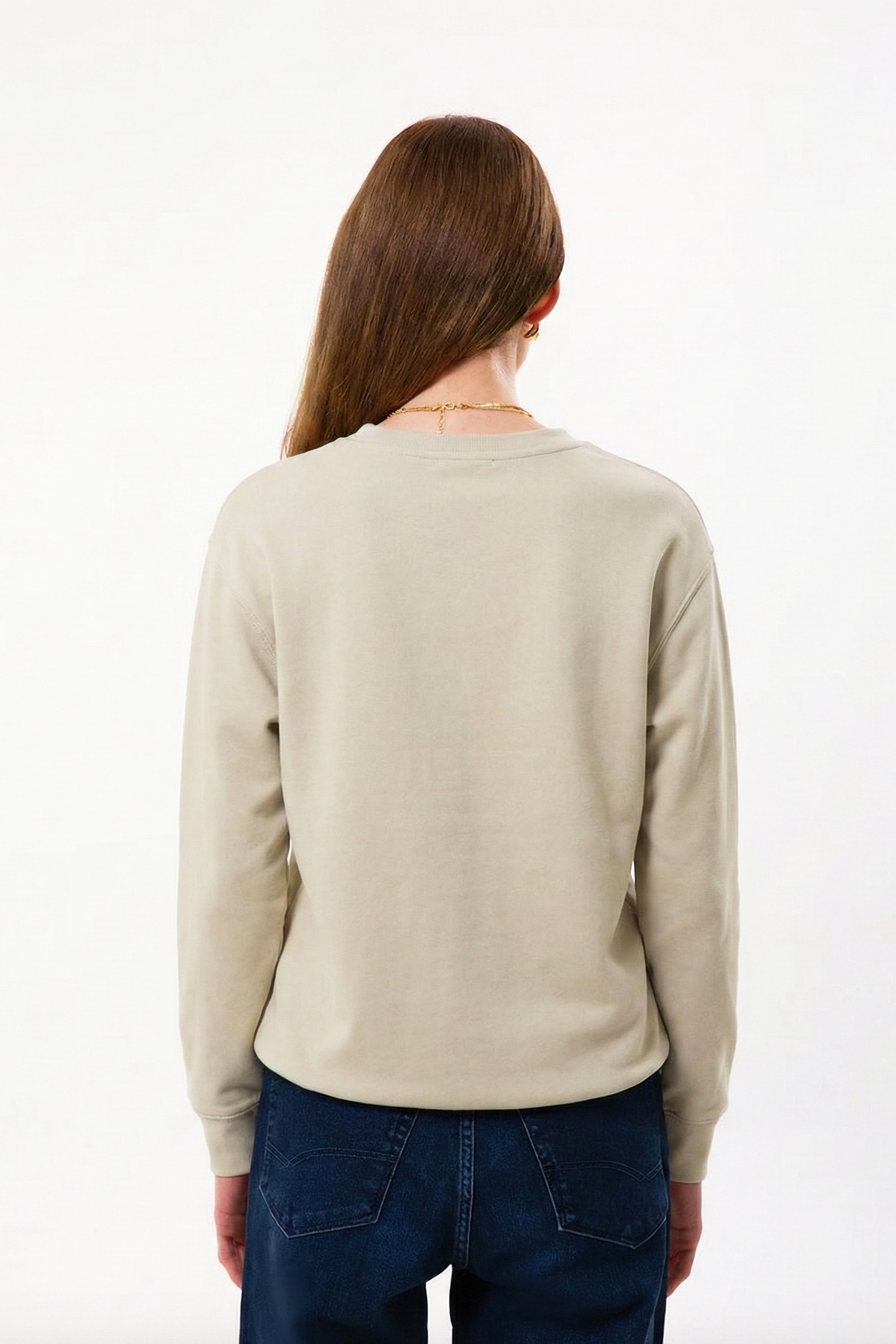 UNIQVIBE’ın regular kalıp organik pamuk kadın sweatshirt modeli; yumuşak dokusu ve nefes alan yapısıyla gün boyu doğal bir konfor sunar. Minimal çizgisiyle günlük stile ve şehir hayatına uyum sağlayan bu tasarım, hafif ve uzun ömürlü yapısıyla doğaya saygılı bir seçenek oluşturur. ‘Kadın sweatshirt ve ‘organik pamuk sweatshirt’ aramalarında öne çıkan bu model, zamansız bir rahatlık ve modern bir görünüm sunar.