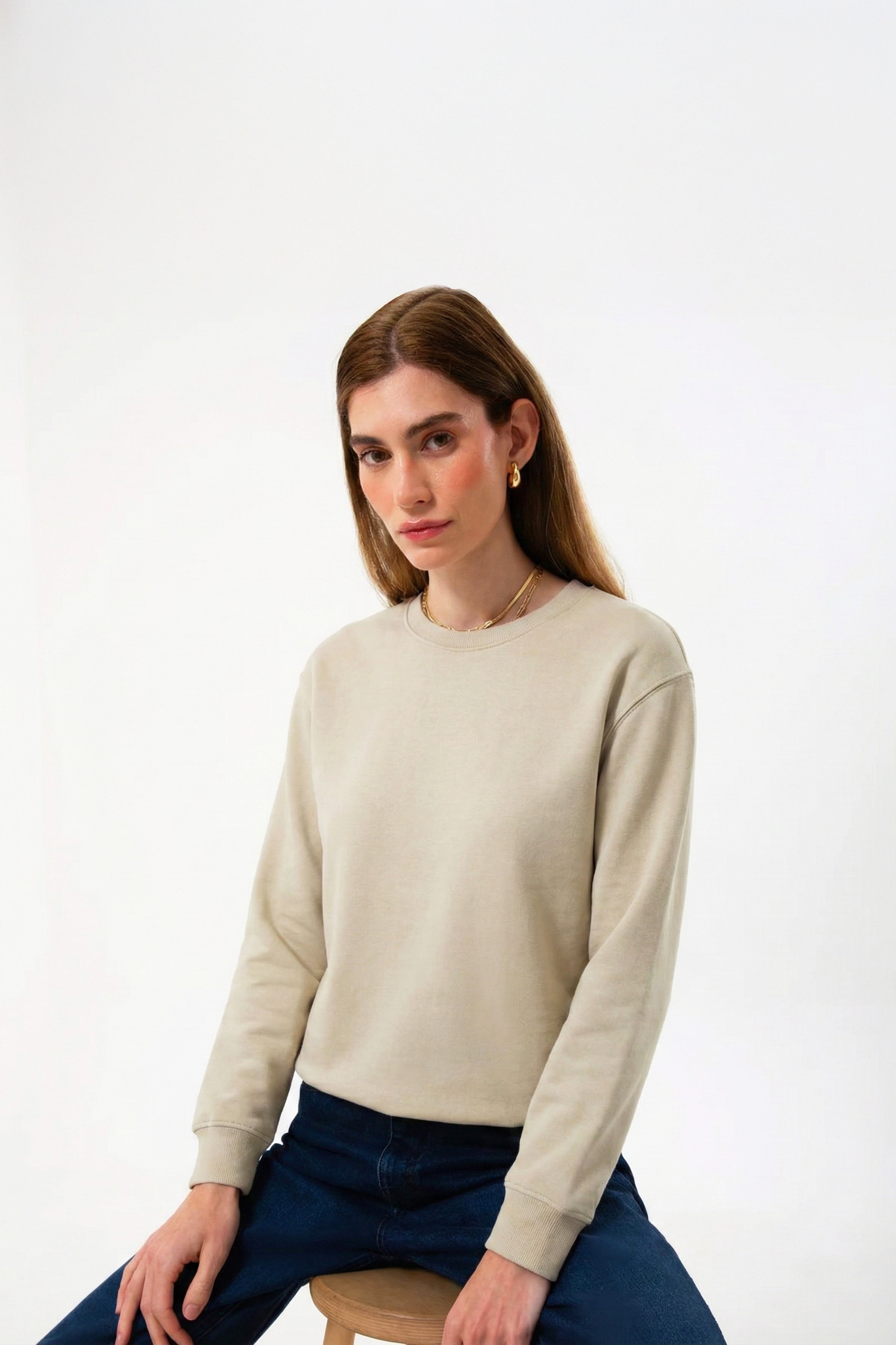 UNIQVIBE’ın regular kalıp organik pamuk kadın sweatshirt modeli; yumuşak dokusu ve nefes alan yapısıyla gün boyu doğal bir konfor sunar. Minimal çizgisiyle günlük stile ve şehir hayatına uyum sağlayan bu tasarım, hafif ve uzun ömürlü yapısıyla doğaya saygılı bir seçenek oluşturur. ‘Kadın sweatshirt’ ve ‘organik pamuk sweatshirt’ aramalarında öne çıkan bu model, zamansız bir rahatlık ve modern bir görünüm sunar.
