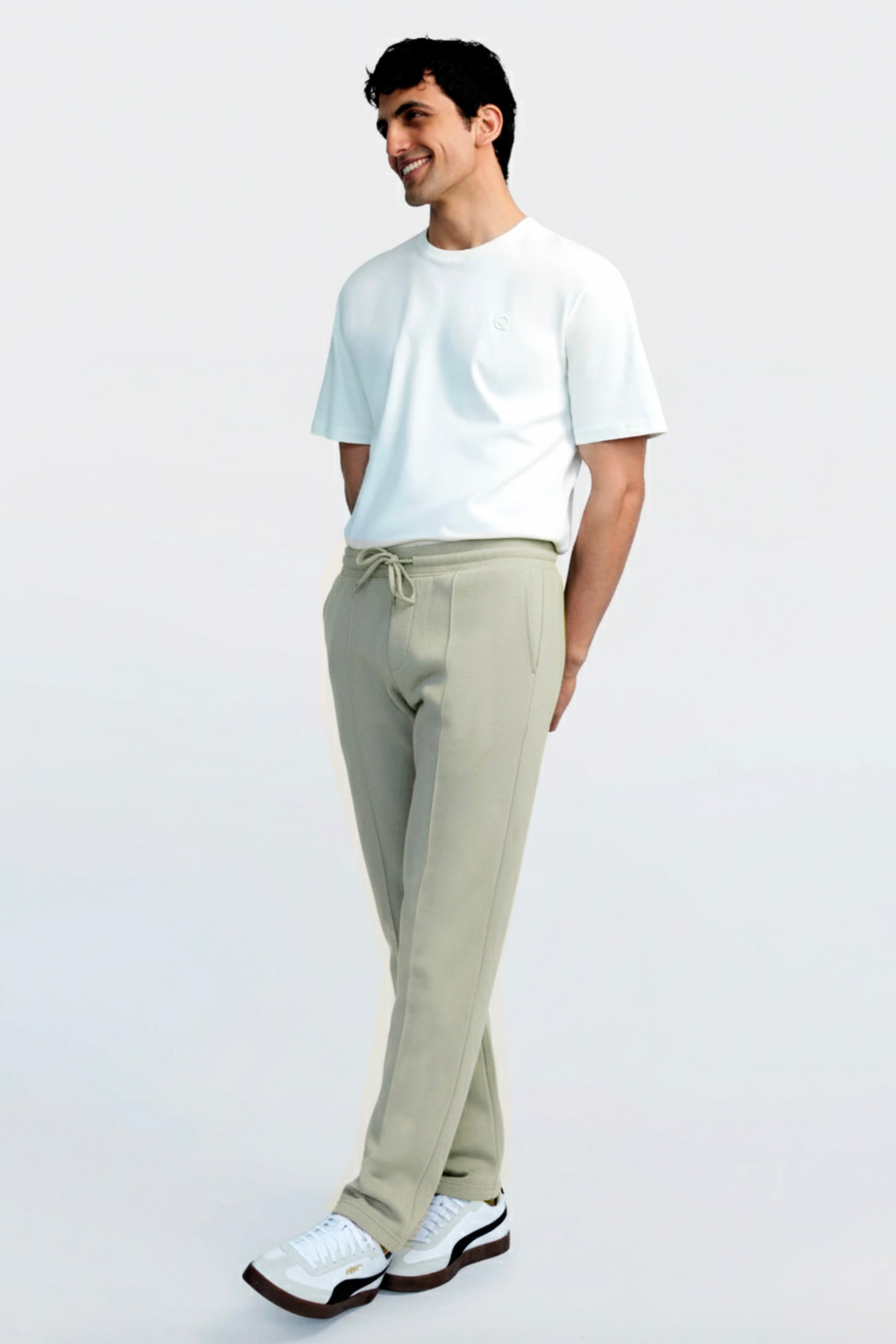 Rahatlık, stil ve sürdürülebilirlik bir arada! %100 organik pamuktan üretilen bej erkek sweatpant eşofman, yumuşak dokusuyla gün boyu konfor sağlarken, modern kesimiyle her kombine uyum sağlar. Hem evde hem dışarıda özgürce hareket etmen için tasarlandı.