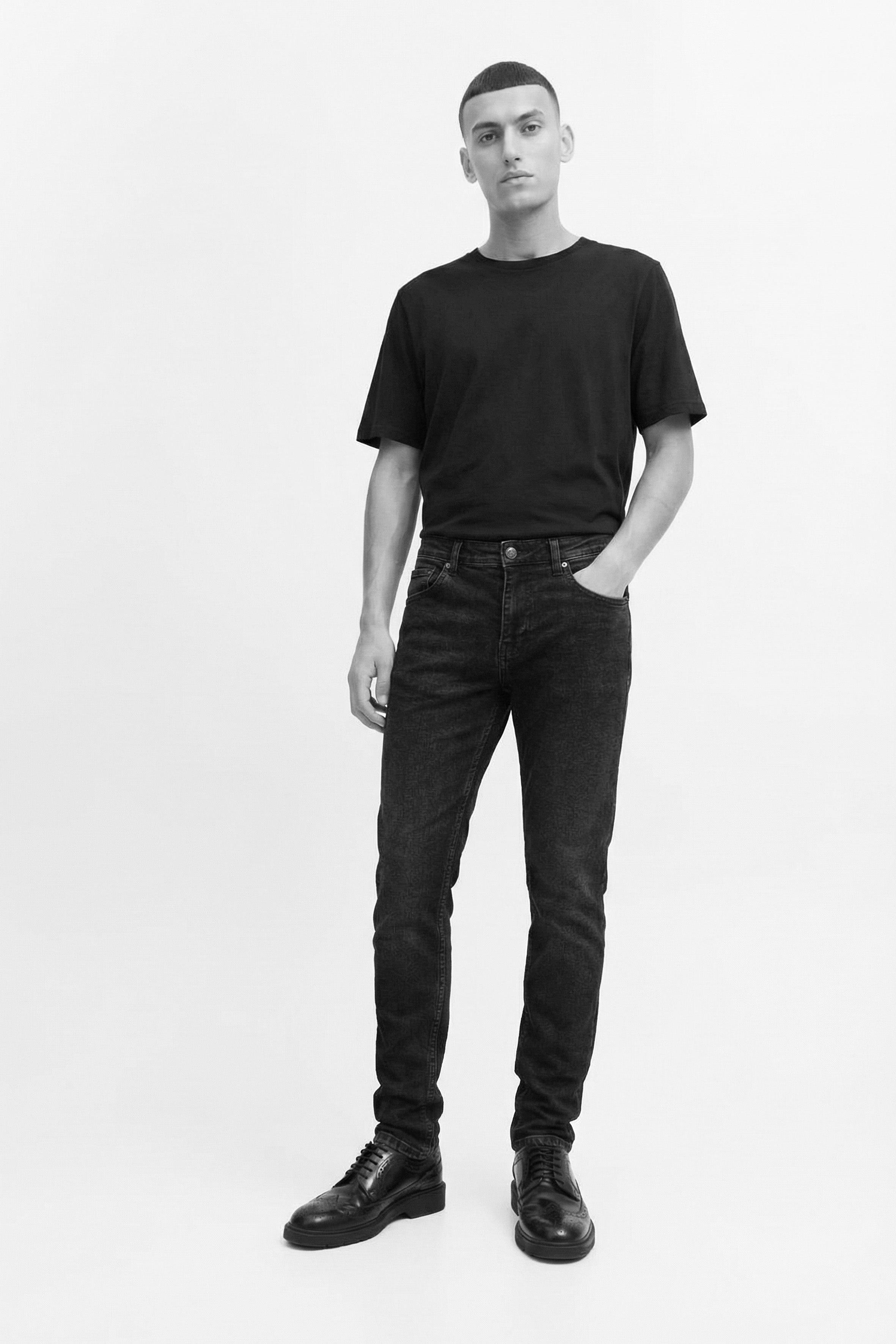 Rahat kesimi ve modern yapısıyla öne çıkan erkek comfort jean, gün boyu konfor sunan zamansız bir parçadır. Dayanıklı denim dokusu uzun ömürlü kullanım sağlarken, comfort fit formu doğal ve dengeli bir siluet oluşturur. Şehir temposuna uyum sağlayan bu denim pantolon erkek modeli, basic tişörtlerden gömleklere kadar pek çok kombinle zahmetsizce uyum sağlar.