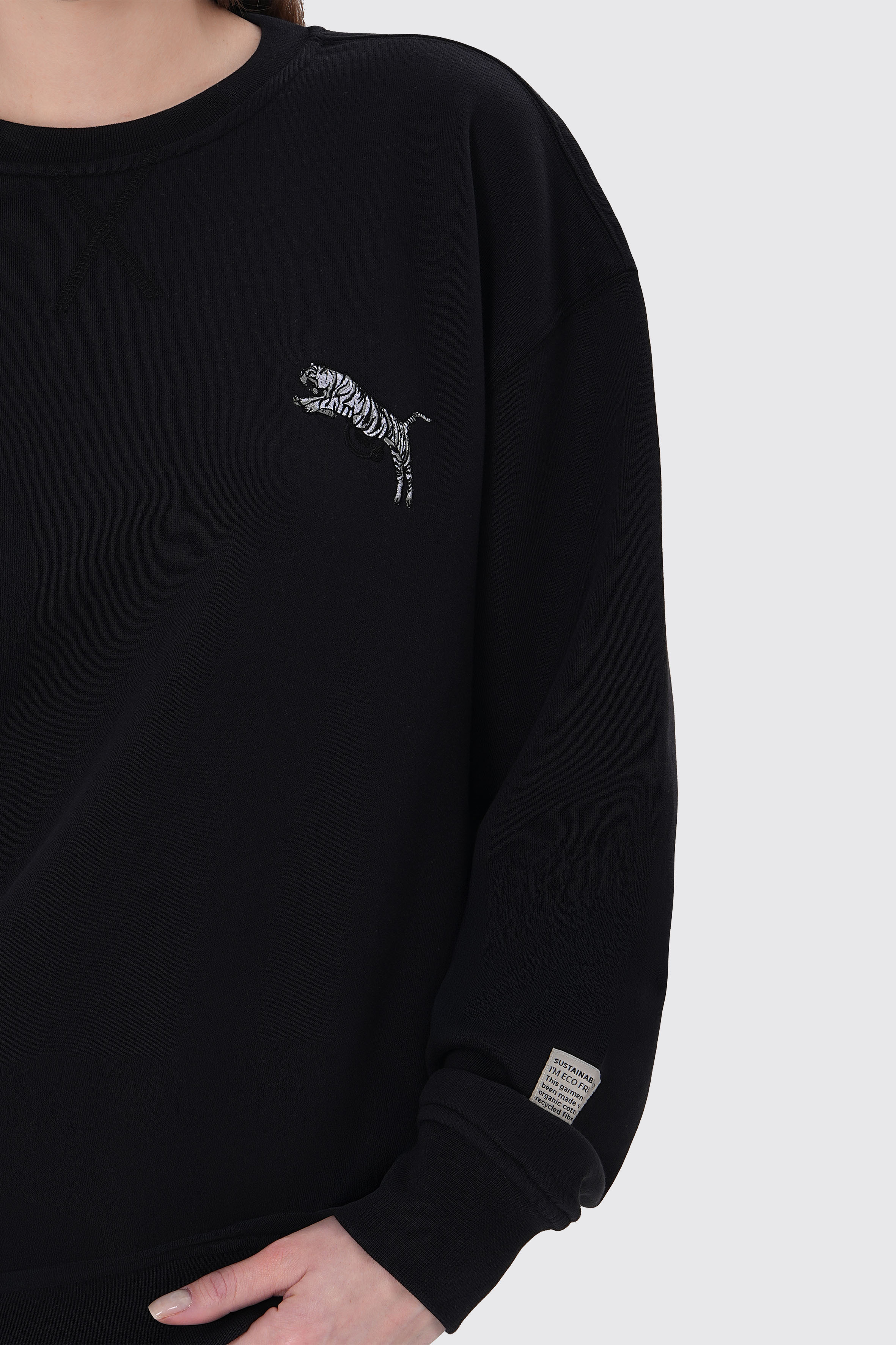 Kaplan nakışlı siyah organik pamuklu sweatshirt ile güçlü ve şık bir stil yakala! %100 organik pamuk kumaşıyla yumuşak, nefes alabilir ve çevre dostu konfor sunar.
