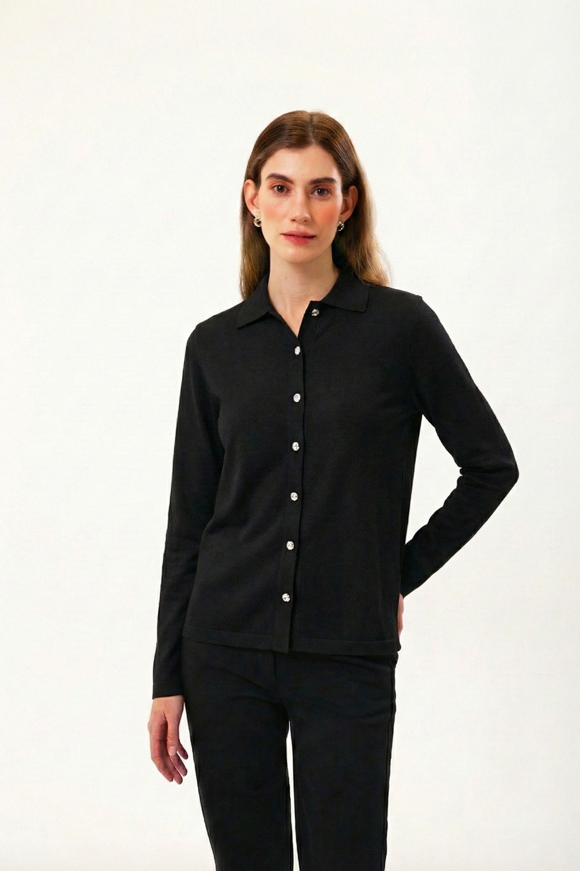 Zamansız siyah rengin güçlü duruşu, modern ve dar kalıp gömlek tasarımıyla buluşuyor. %100 organik pamuktan üretilen bu gömlek, vücuda net bir siluet kazandırırken sade çizgilerini tamamlayan gümüş düğme detayları ile sofistike bir görünüm sunar. Günlük kullanımdan özel anlara kadar uzanan çok yönlü yapısıyla, detaylarda şıklık ve doğal konfor arayanlar için zamansız bir gardırop parçasıdır.