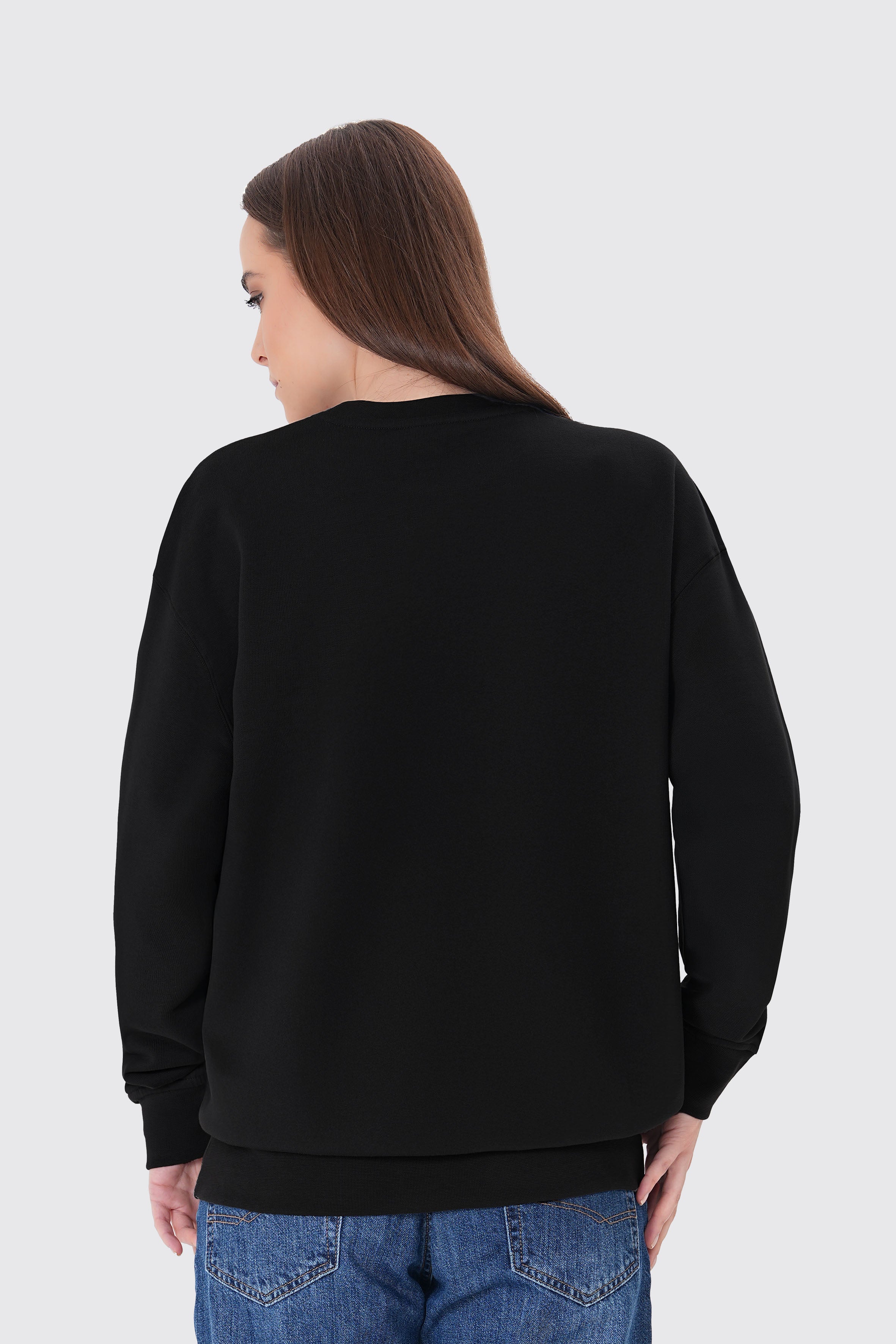 Kaplan nakışlı siyah organik pamuklu sweatshirt ile güçlü ve şık bir stil yakala! %100 organik pamuk kumaşıyla yumuşak, nefes alabilir ve çevre dostu konfor sunar.