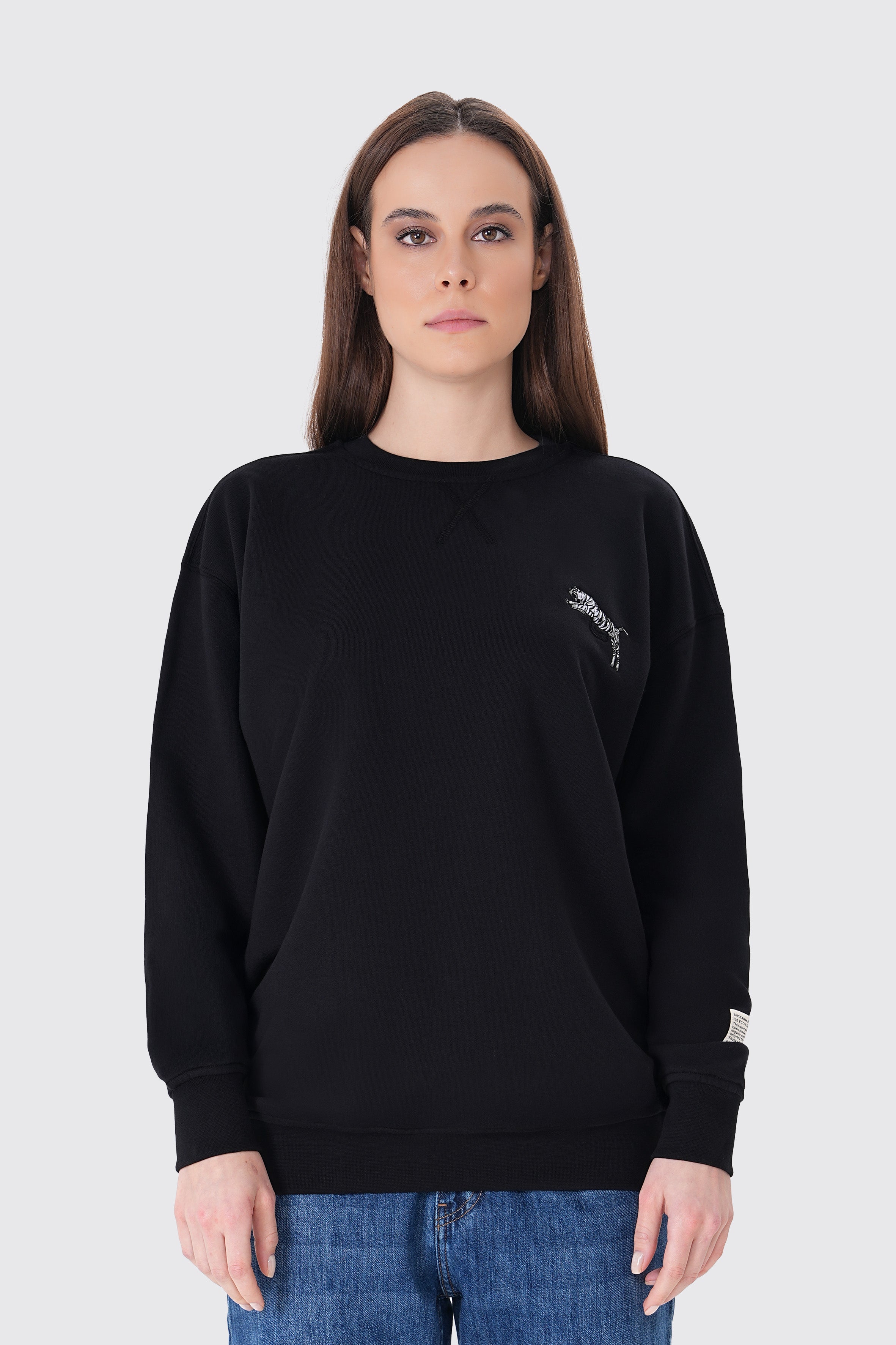Kaplan nakışlı siyah organik pamuklu sweatshirt ile güçlü ve şık bir stil yakala! %100 organik pamuk kumaşıyla yumuşak, nefes alabilir ve çevre dostu konfor sunar.