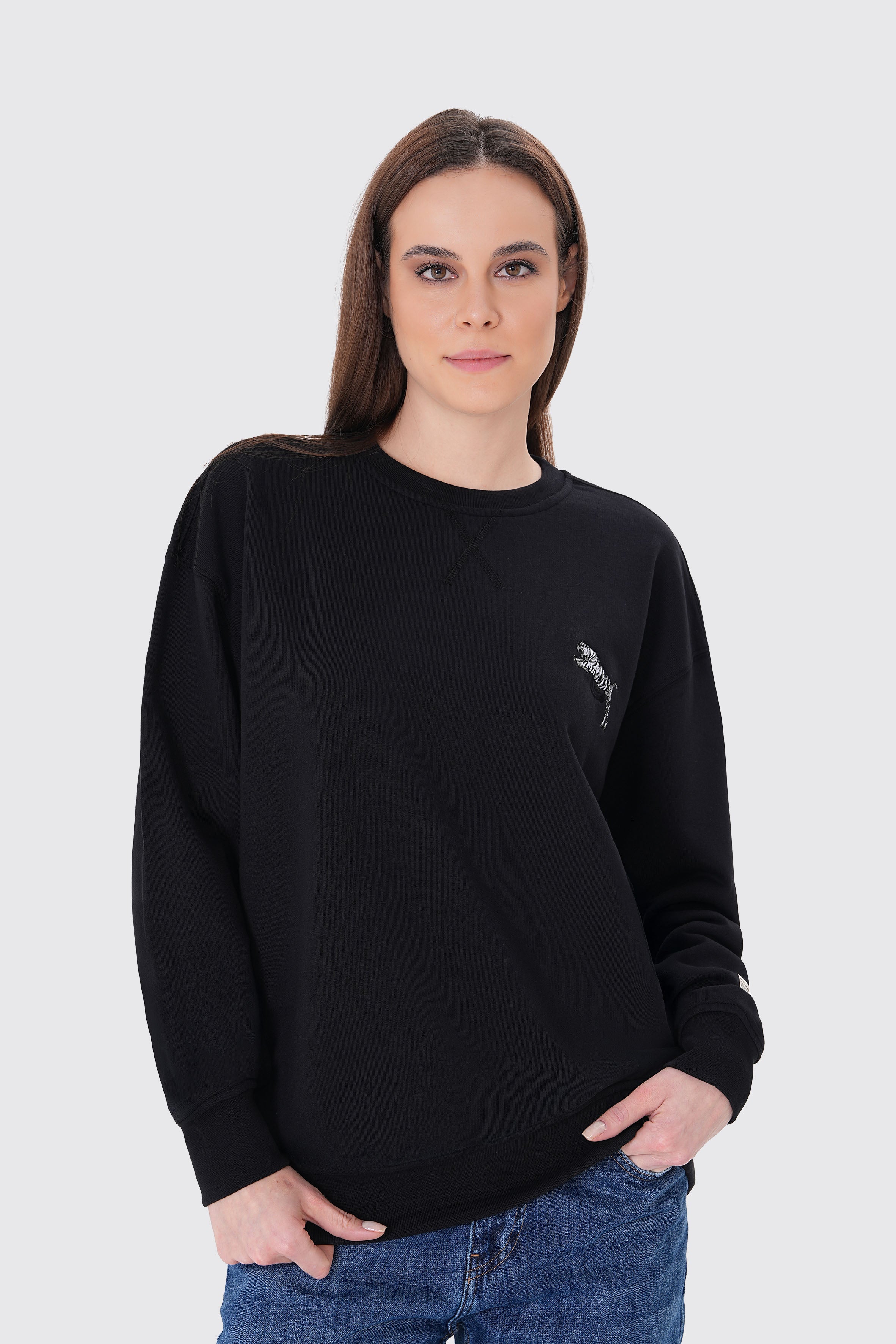 Kaplan nakışlı siyah organik pamuklu sweatshirt ile güçlü ve şık bir stil yakala! %100 organik pamuk kumaşıyla yumuşak, nefes alabilir ve çevre dostu konfor sunar.