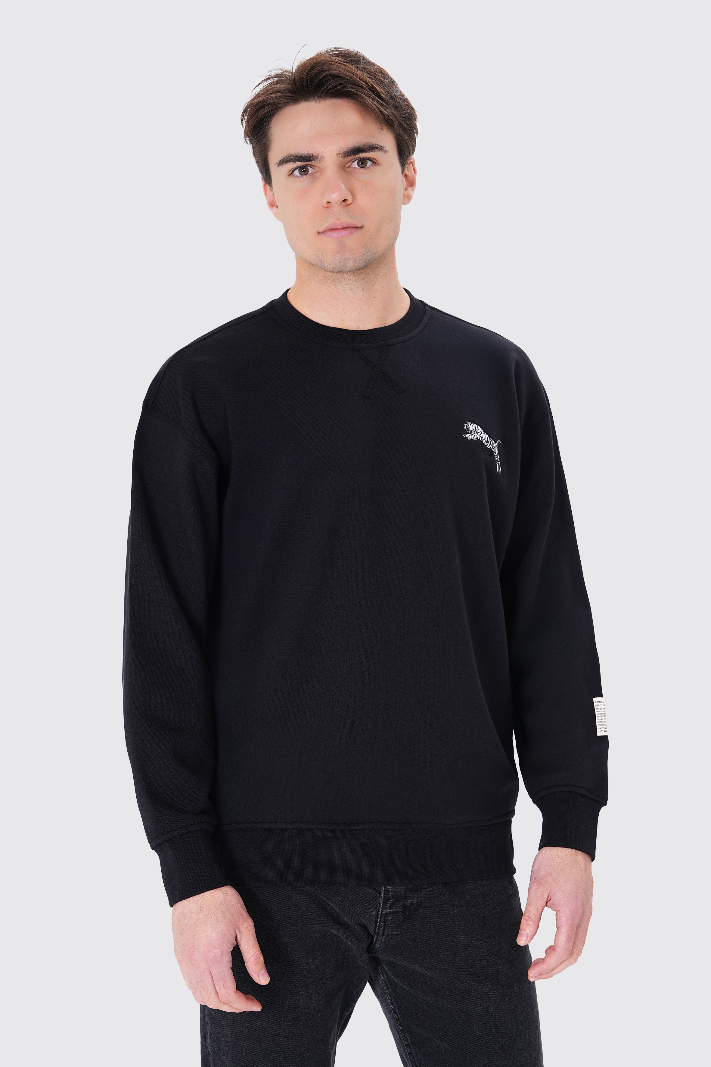 Kaplan nakışlı siyah organik pamuklu sweatshirt ile güçlü ve şık bir stil yakala! %100 organik pamuk kumaşıyla yumuşak, nefes alabilir ve çevre dostu konfor sunar.