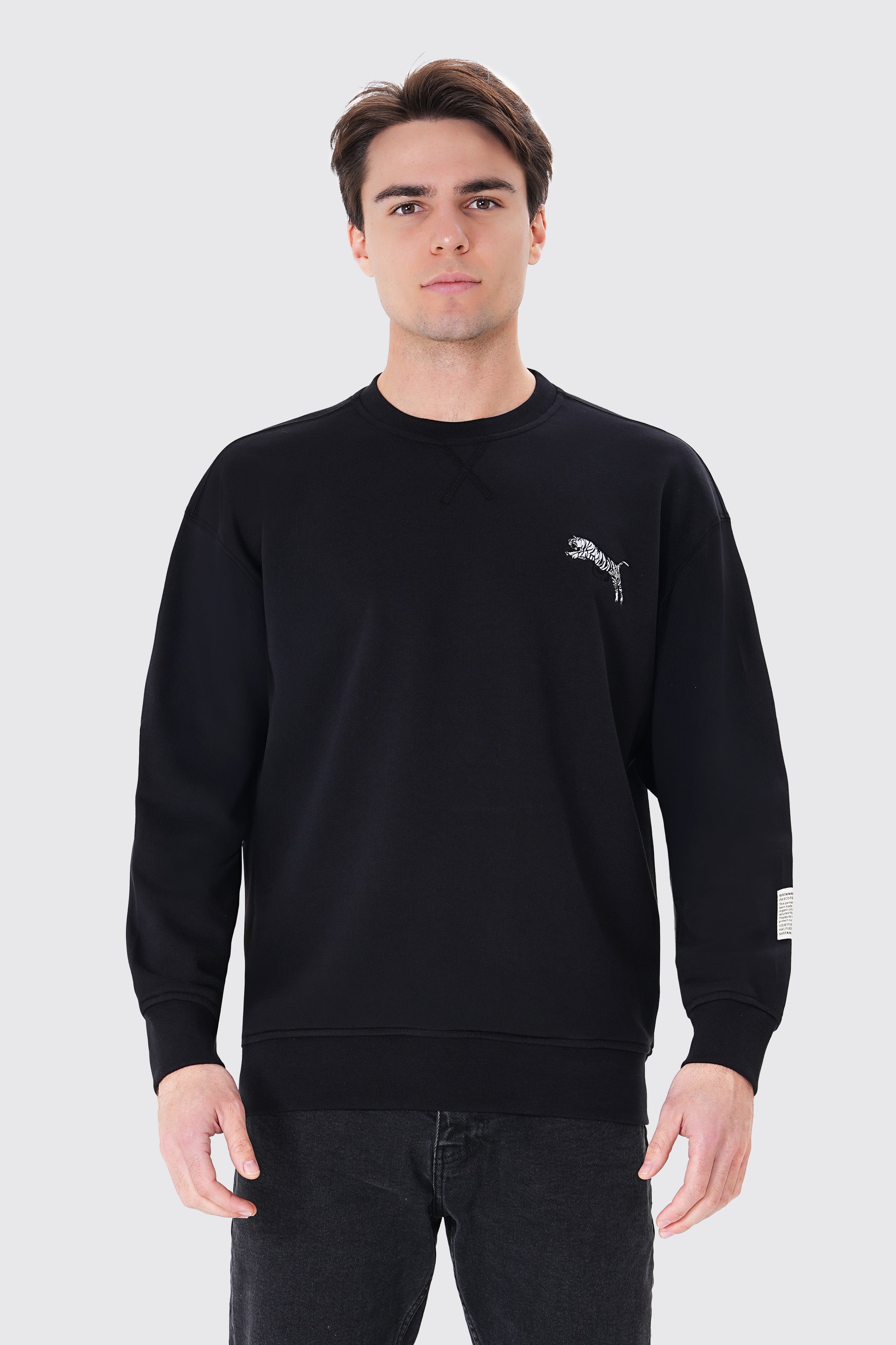 Kaplan nakışlı siyah organik pamuklu sweatshirt ile güçlü ve şık bir stil yakala! %100 organik pamuk kumaşıyla yumuşak, nefes alabilir ve çevre dostu konfor sunar.
