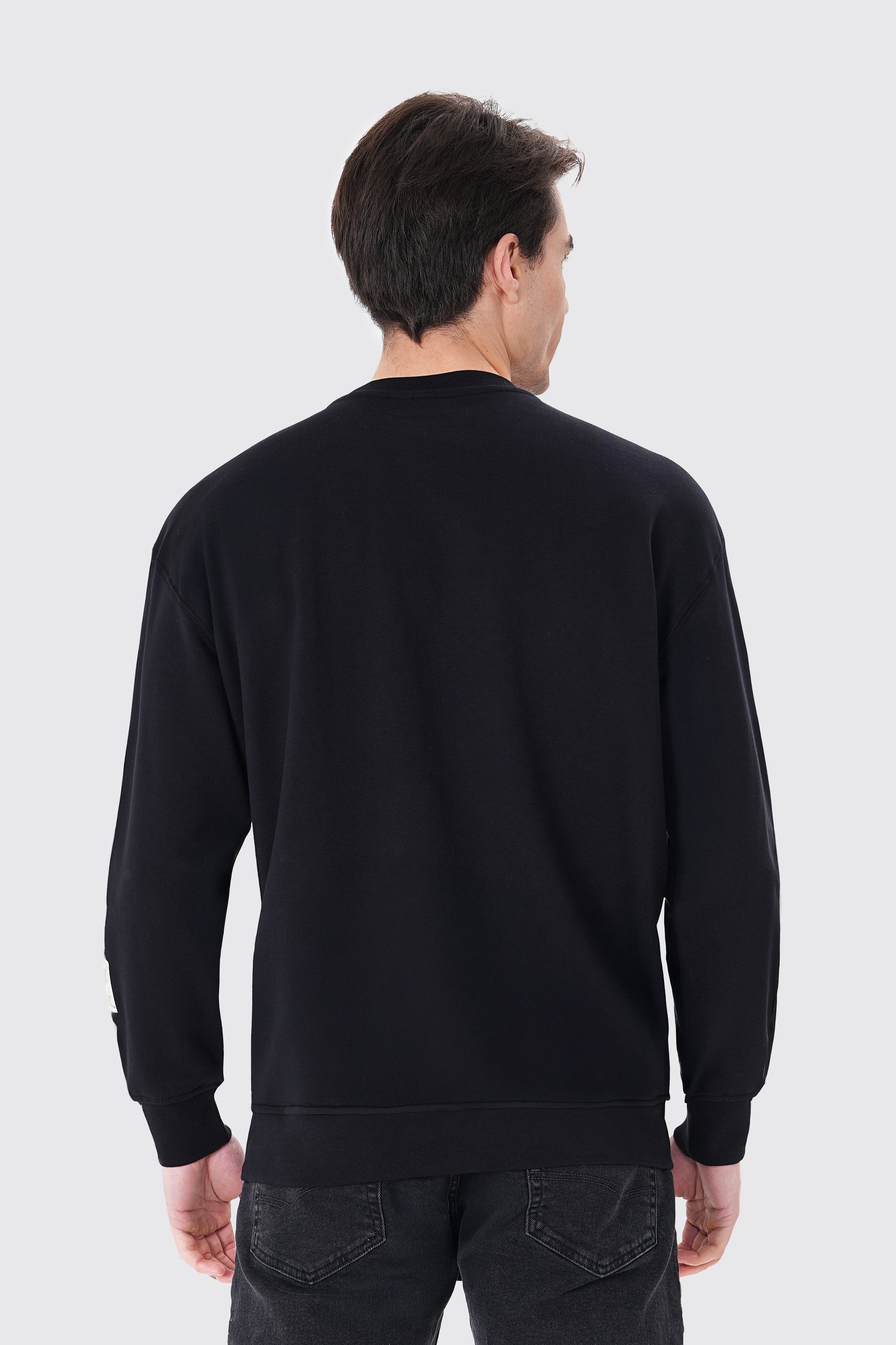 Kaplan nakışlı siyah organik pamuklu sweatshirt ile güçlü ve şık bir stil yakala! %100 organik pamuk kumaşıyla yumuşak, nefes alabilir ve çevre dostu konfor sunar.