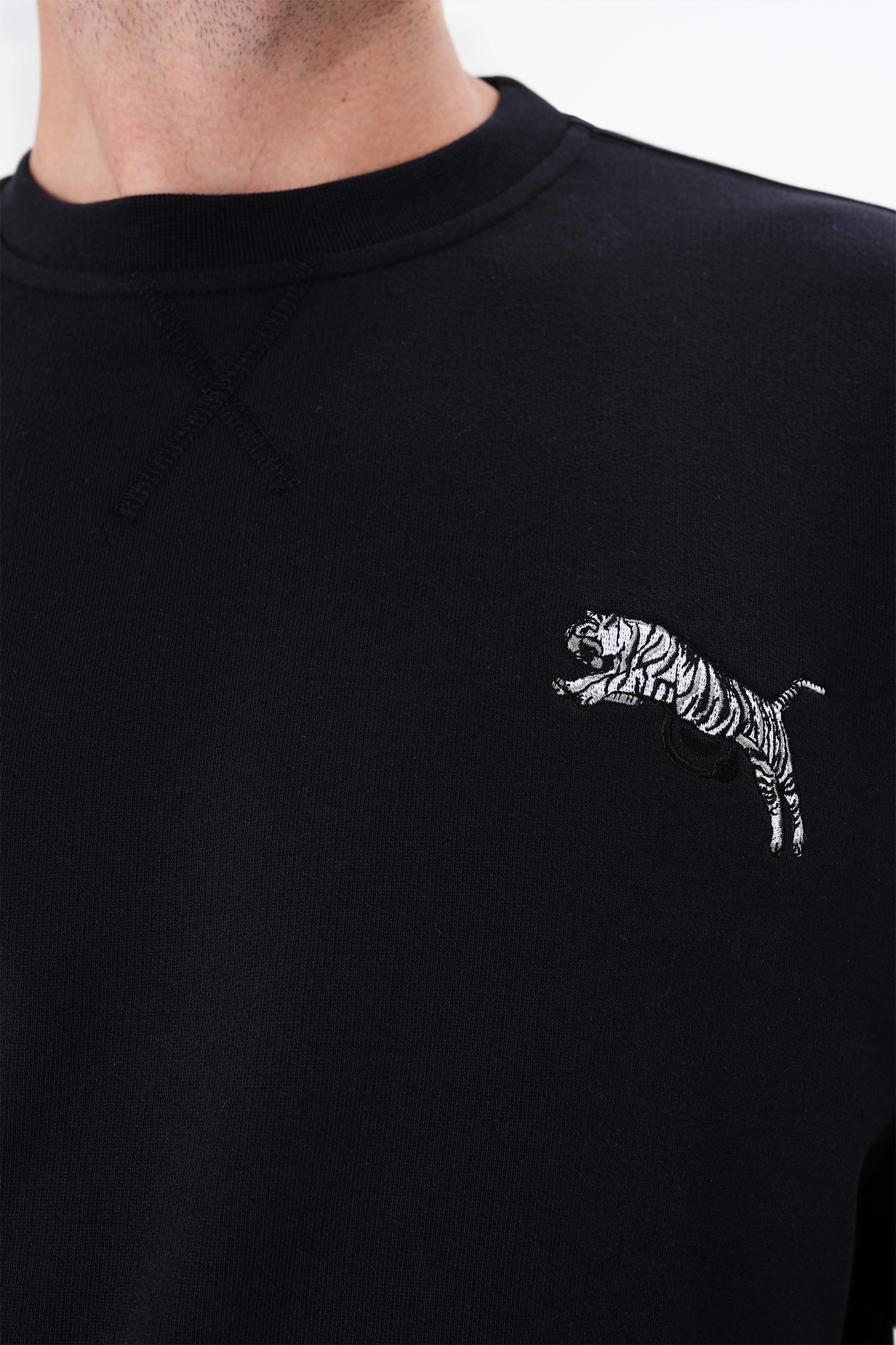 Kaplan nakışlı siyah organik pamuklu sweatshirt ile güçlü ve şık bir stil yakala! %100 organik pamuk kumaşıyla yumuşak, nefes alabilir ve çevre dostu konfor sunar.