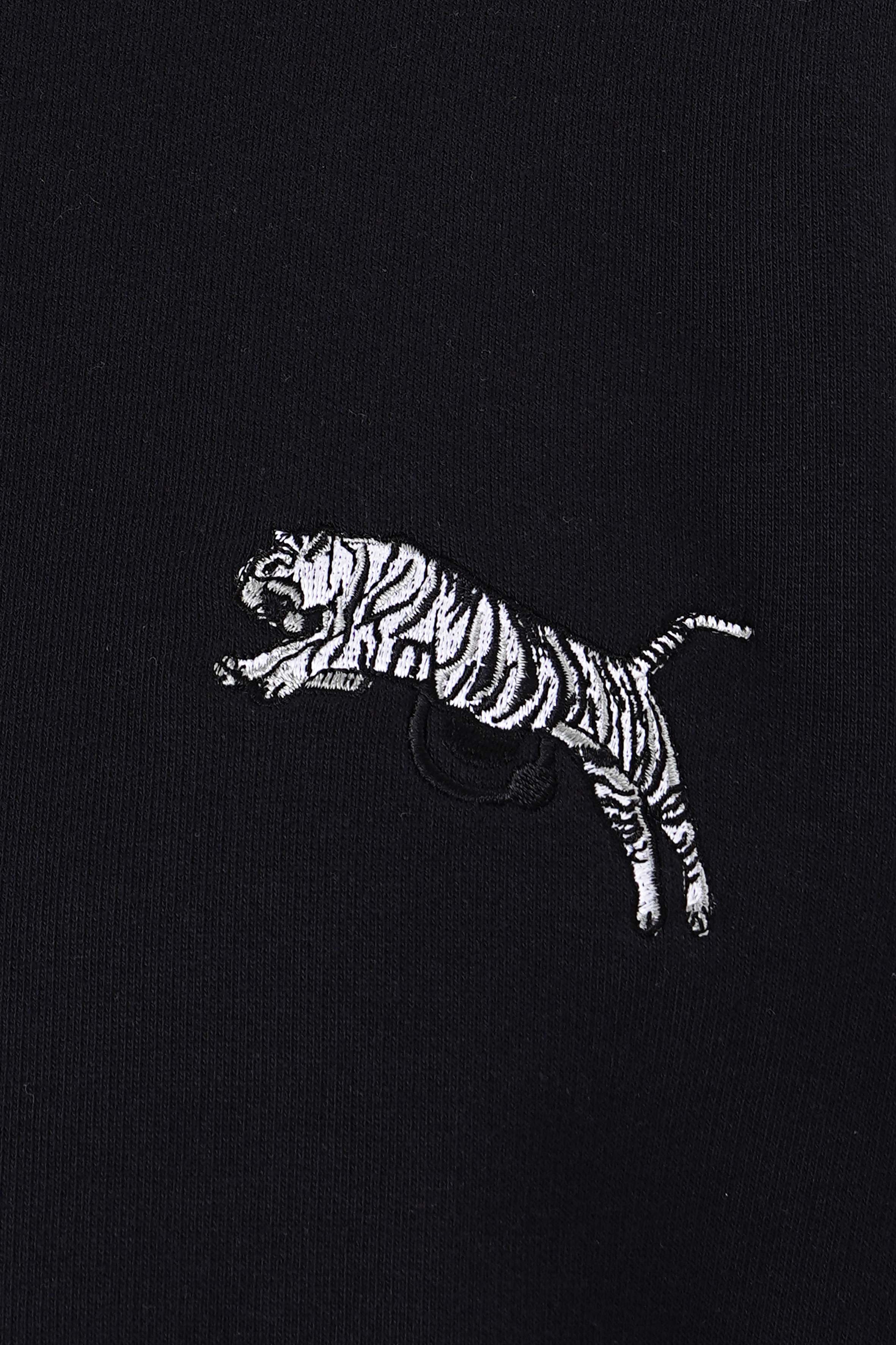 Kaplan nakışlı siyah organik pamuklu sweatshirt ile güçlü ve şık bir stil yakala! %100 organik pamuk kumaşıyla yumuşak, nefes alabilir ve çevre dostu konfor sunar.
