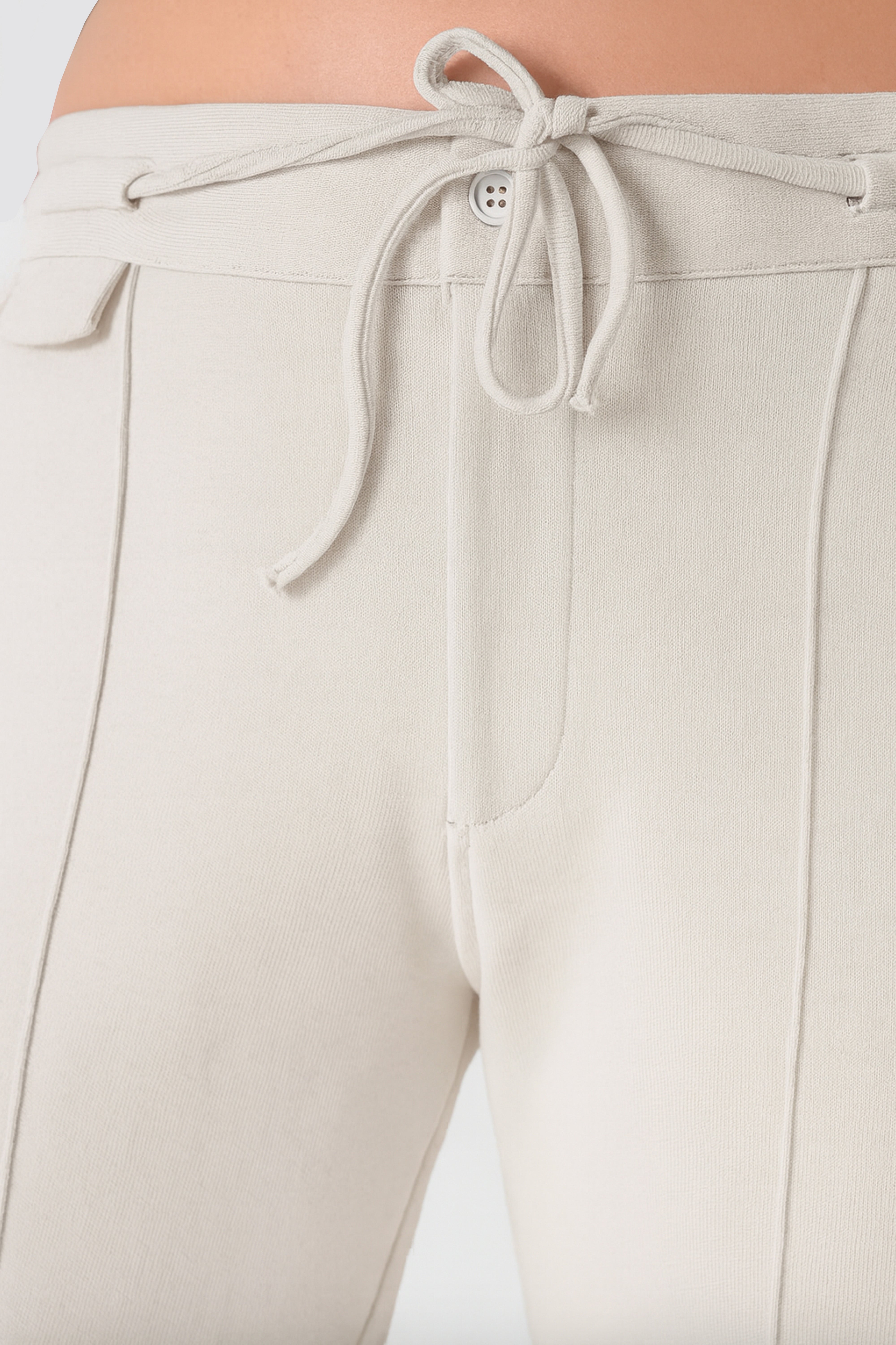 Rahatlık, stil ve sürdürülebilirlik bir arada! %100 organik pamuktan üretilen taş renk kadın sweatpant, yumuşak dokusuyla gün boyu konfor sağlarken, modern kesimiyle her kombine uyum sağlar. Hem evde hem dışarıda özgürce hareket etmen için tasarlandı.