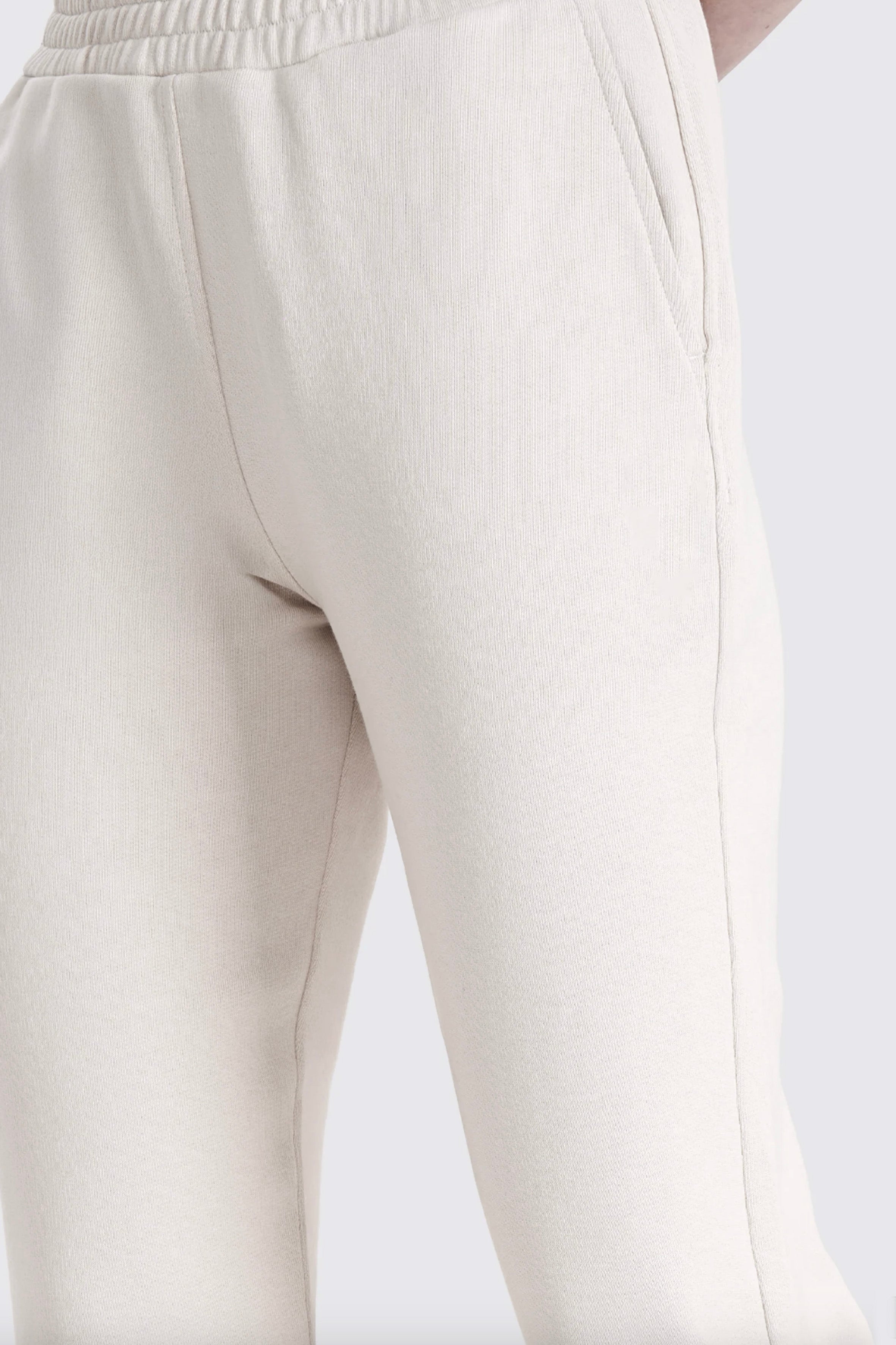 taş renkli, organik pamuk kadın jogger pantolon – GOTS sertifikalı, rahat kesimli, cepli ve sürdürülebilir eşofman altı modeli.