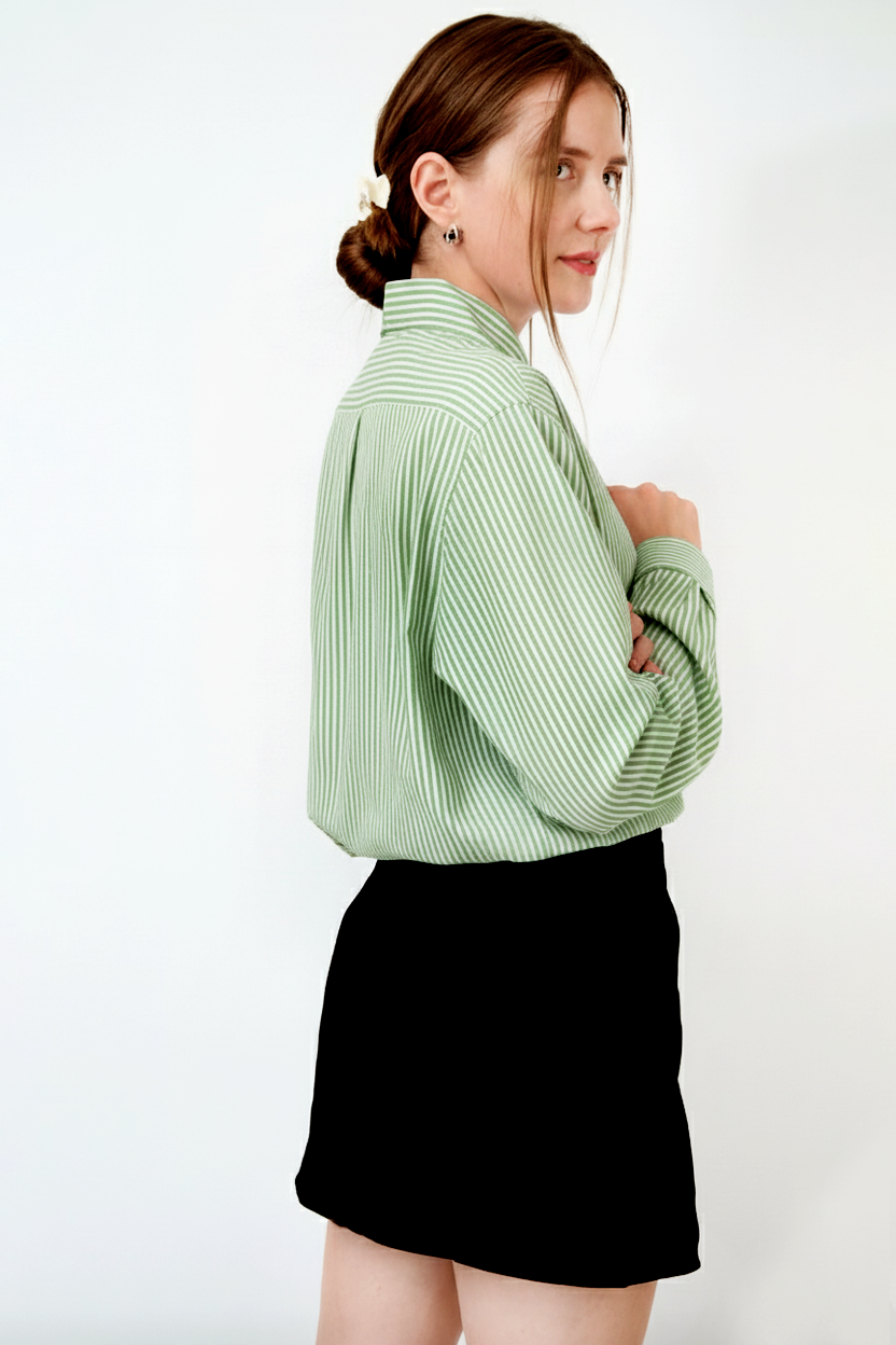 Yeşil çizgili %100 pamuk kadın gömlek; uzun kollu, bol kesim ve nefes alan doğal kumaşıyla günlük kullanım için idealdir. Rahat kalıbı ve şık çizgili deseniyle hem ofis stiline hem de özel gün kombinlerine uyum sağlar.
