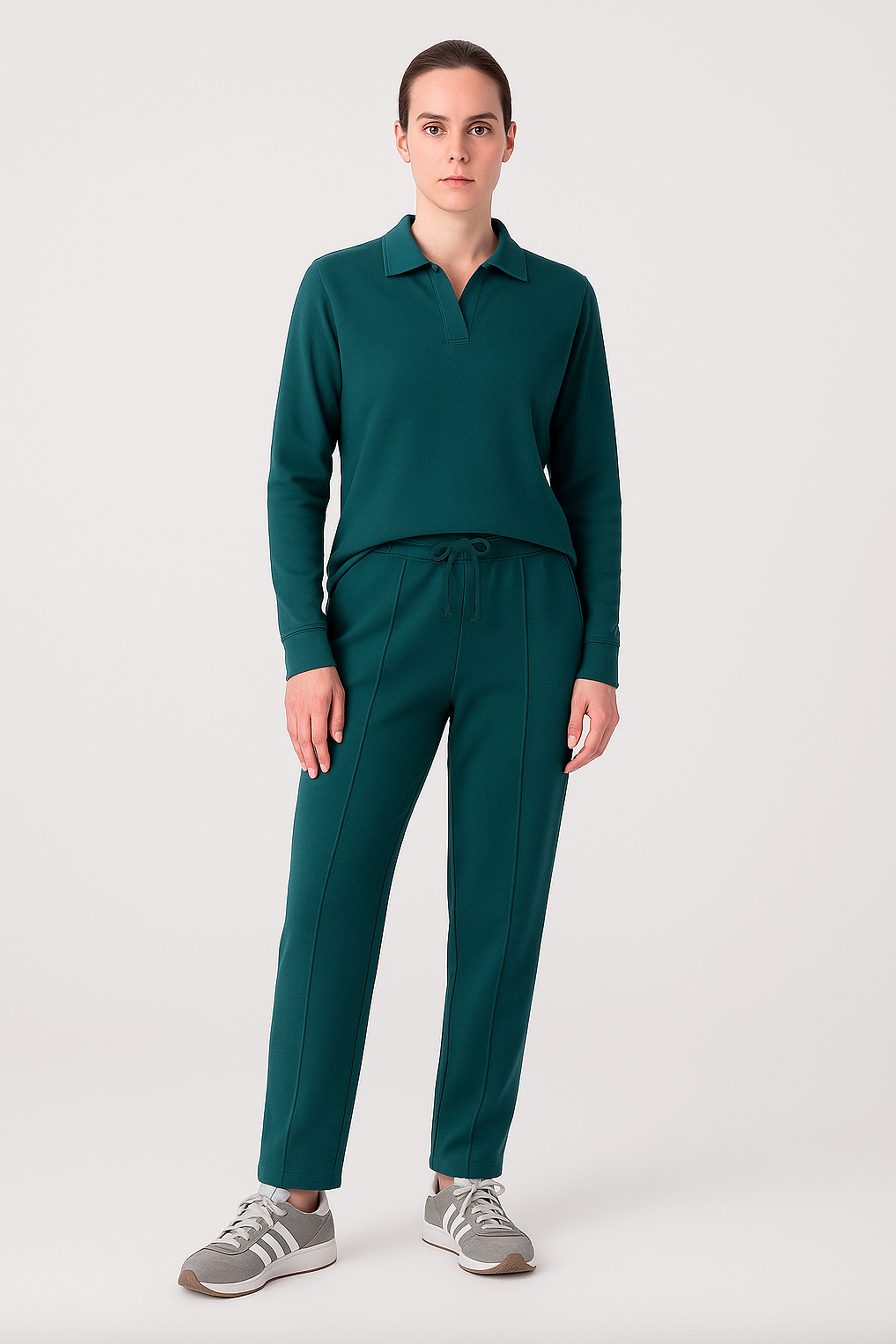 Rahatlık, stil ve sürdürülebilirlik bir arada! %100 organik pamuktan üretilen petrol mavisi renk kadın sweatpant, yumuşak dokusuyla gün boyu konfor sağlarken, modern kesimiyle her kombine uyum sağlar. Hem evde hem dışarıda özgürce hareket etmen için tasarlandı.